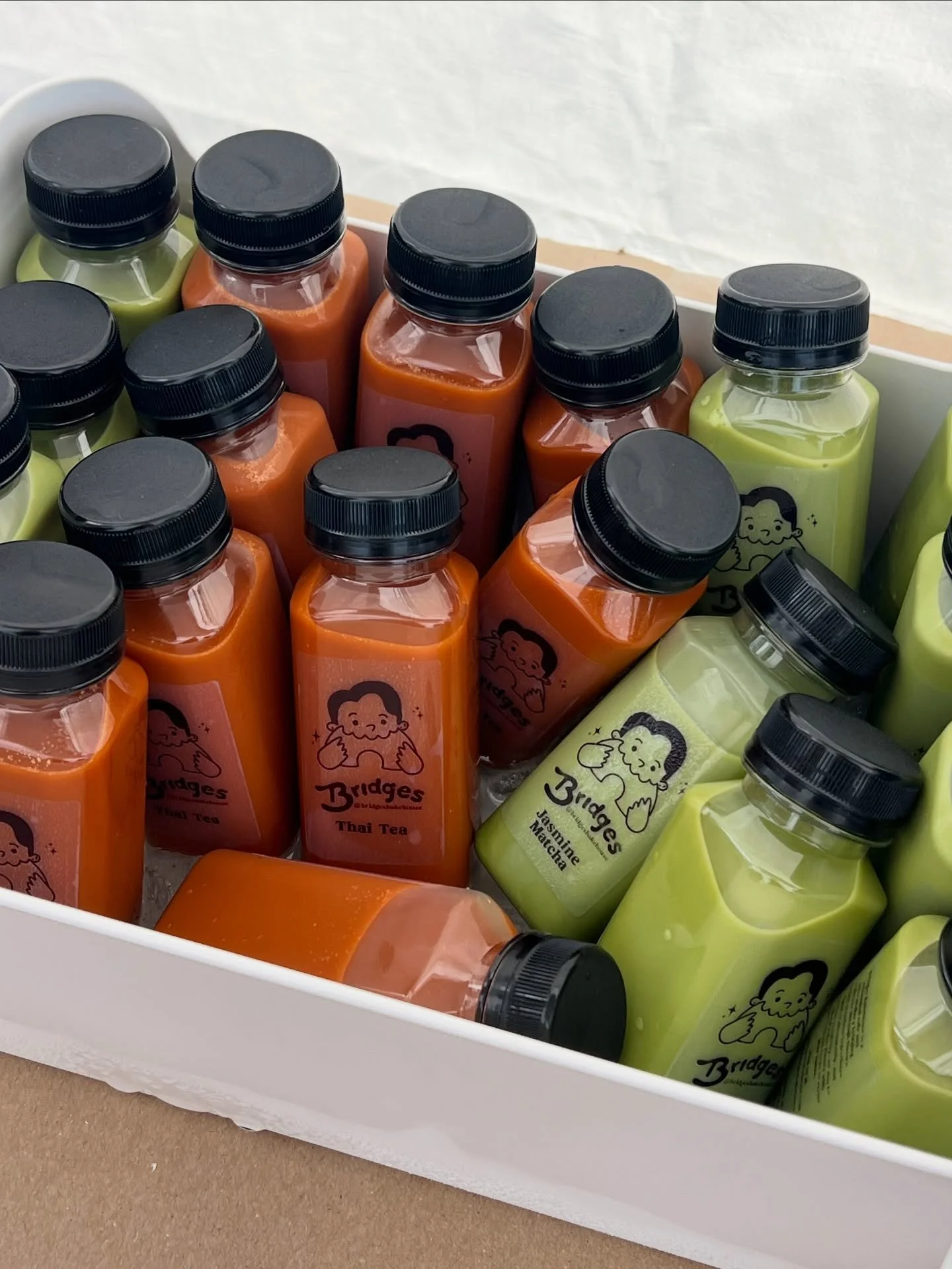 Custom Thai Tea + Jasmine Matcha order for our dear friends&rsquo; baby shower 🫶 We loved how these bottled drinks turned out! Which flavor are you reaching for? 👀

#lamicrobakery #jasminematcha #thaitea #smallbiz