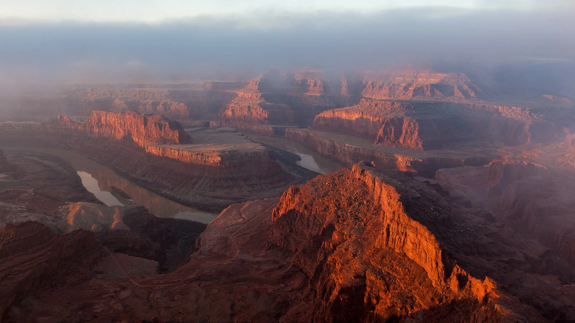 canyonlands-sunrise-fog-river-photography.jpg