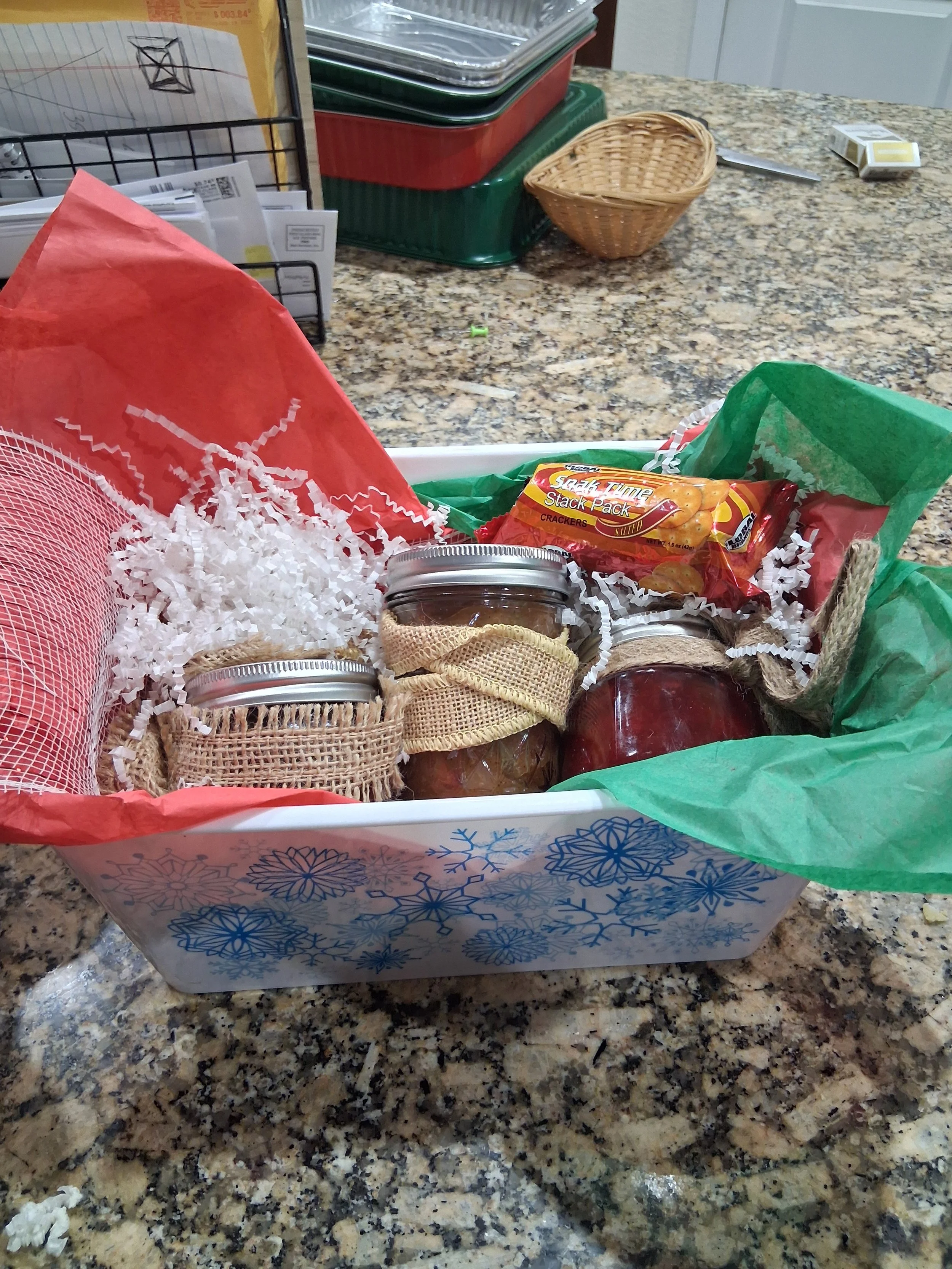 Holiday Gift Basket (8 oz)