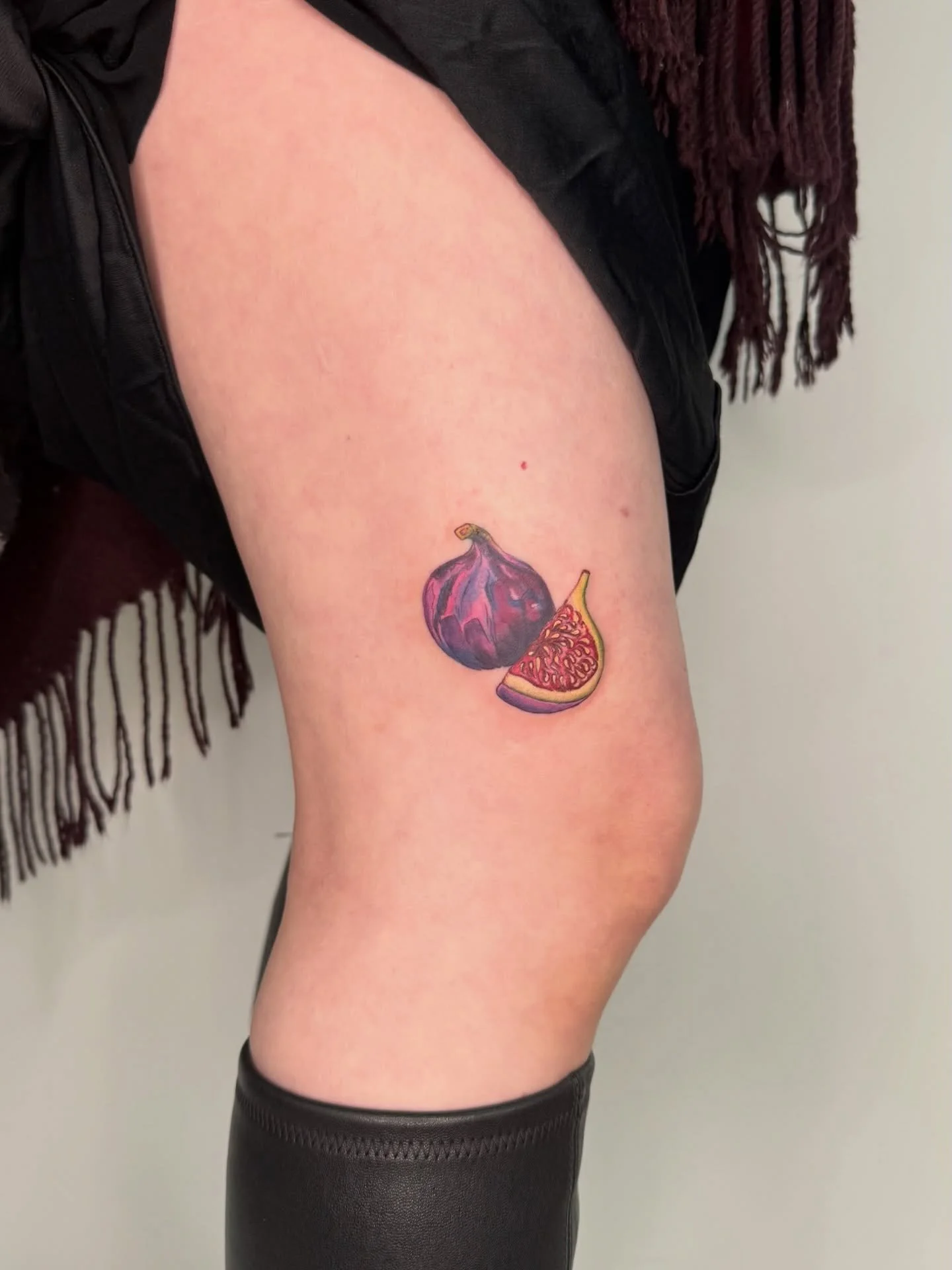 During my apprenticeship I made a little painting of a fig. Becky having grown up with a fig tree at home, booked in for this as one of my apprentice tattoos and planned to travel here to LA to come get it. Due to the fires last year and then some tr