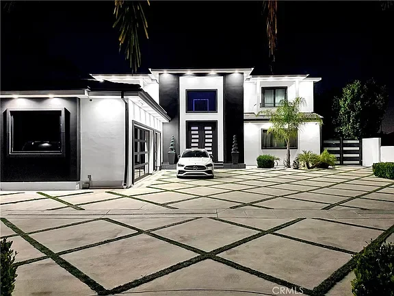 encino fornt night.webp