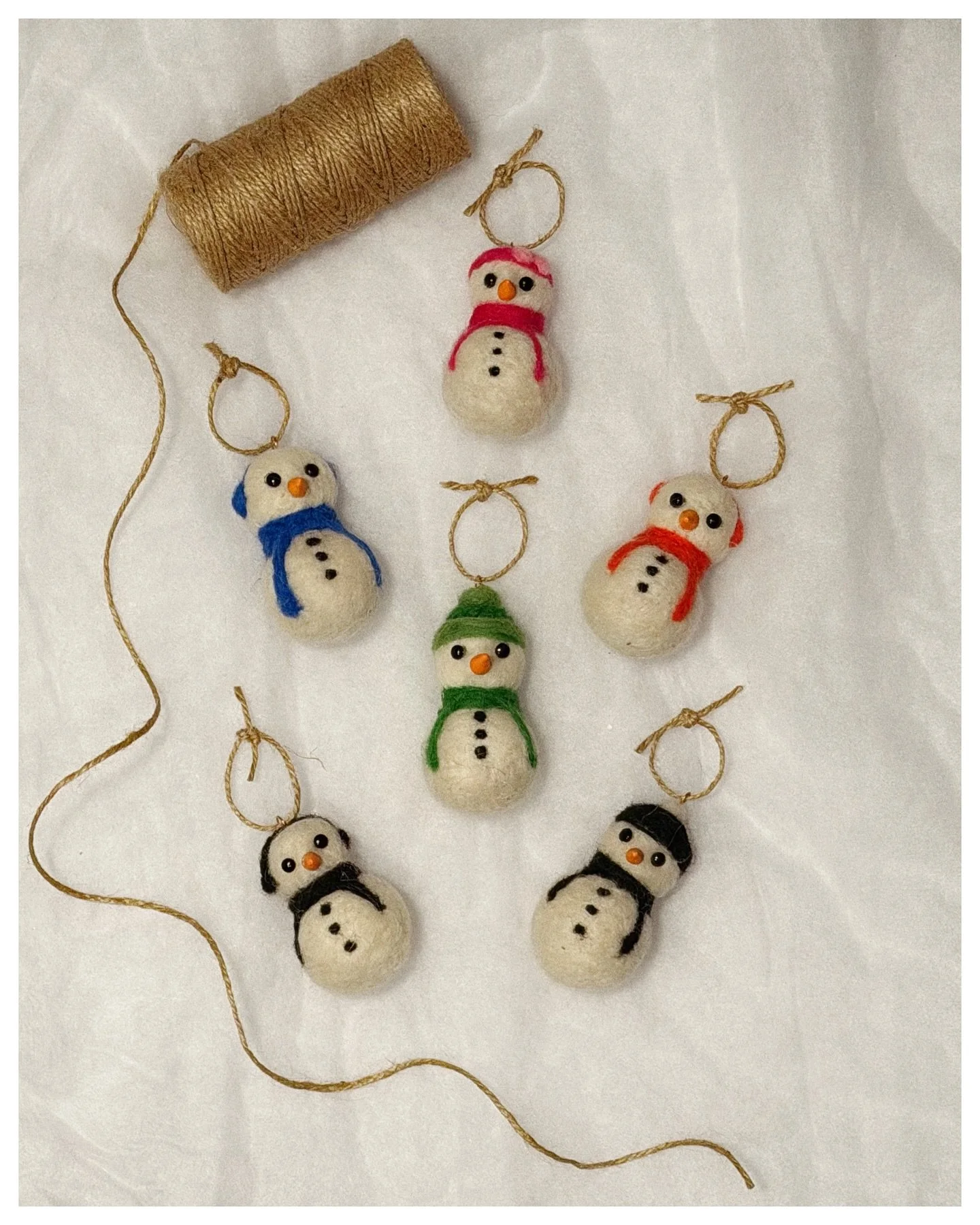 Needle felted snowmen with a clay carrot 🥕 nose. ❤️⛄️