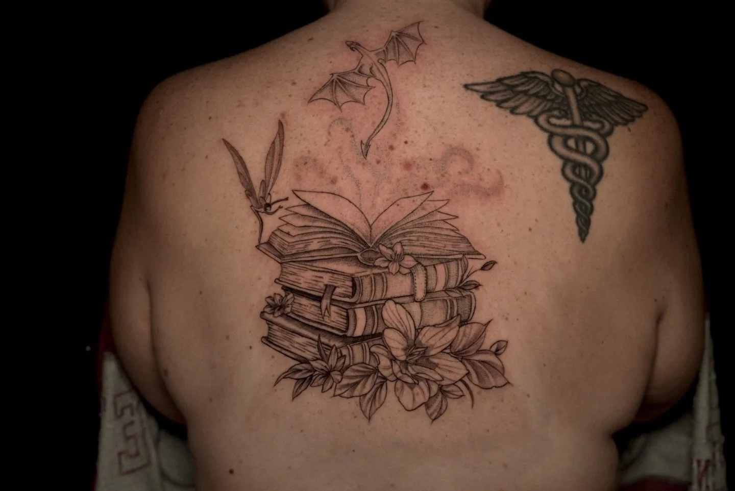 Whimsy magical book stack for Melissa today! Thank you so much for coming!!✨🧚&zwj;♀️📚🐉✨ 

(Shoulder tattoo was not done by me)