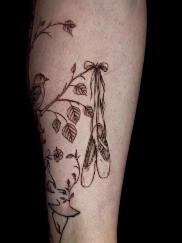 My client is a professional ballet dancer 🩰 so much fun adding on to her leg to help represent dances she&rsquo;s done !