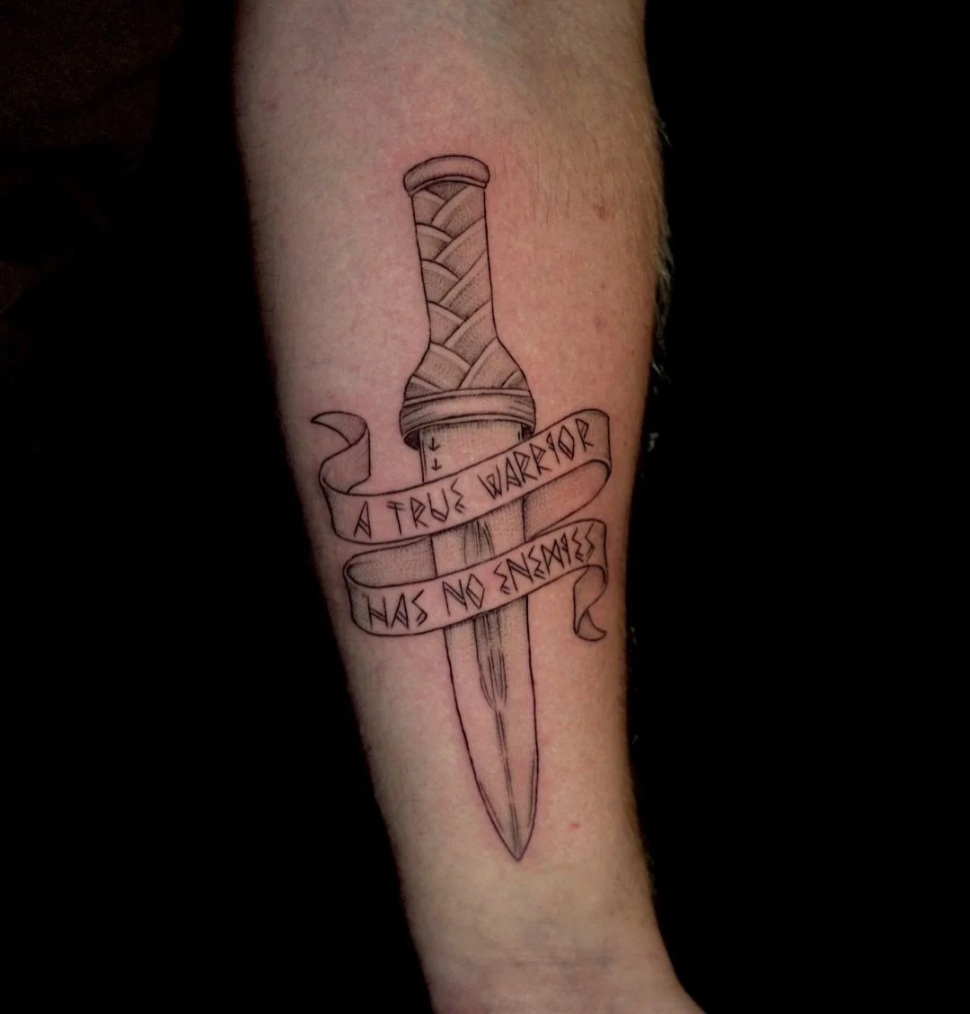 Thorfinn&rsquo;s dagger from Vinland Saga 🫶
Thank you for coming Charles!

Friendly reminder I love tattooing manga panels and anime characters 🙂&zwj;↕️👌