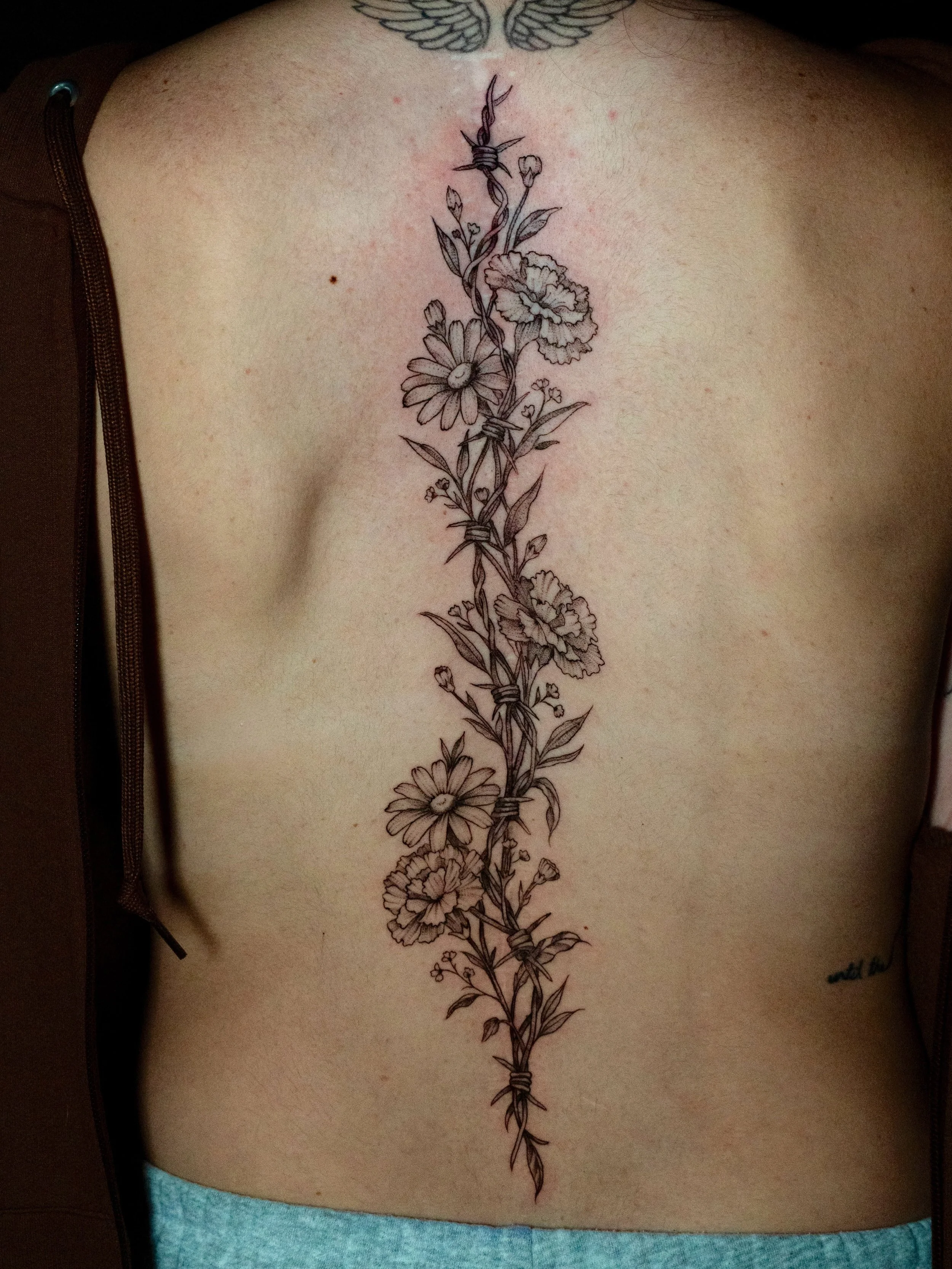 Barbed wire with daisies and carnations today for @laelamendola ! Thank you for trusting me with your scar coverup. 🤍