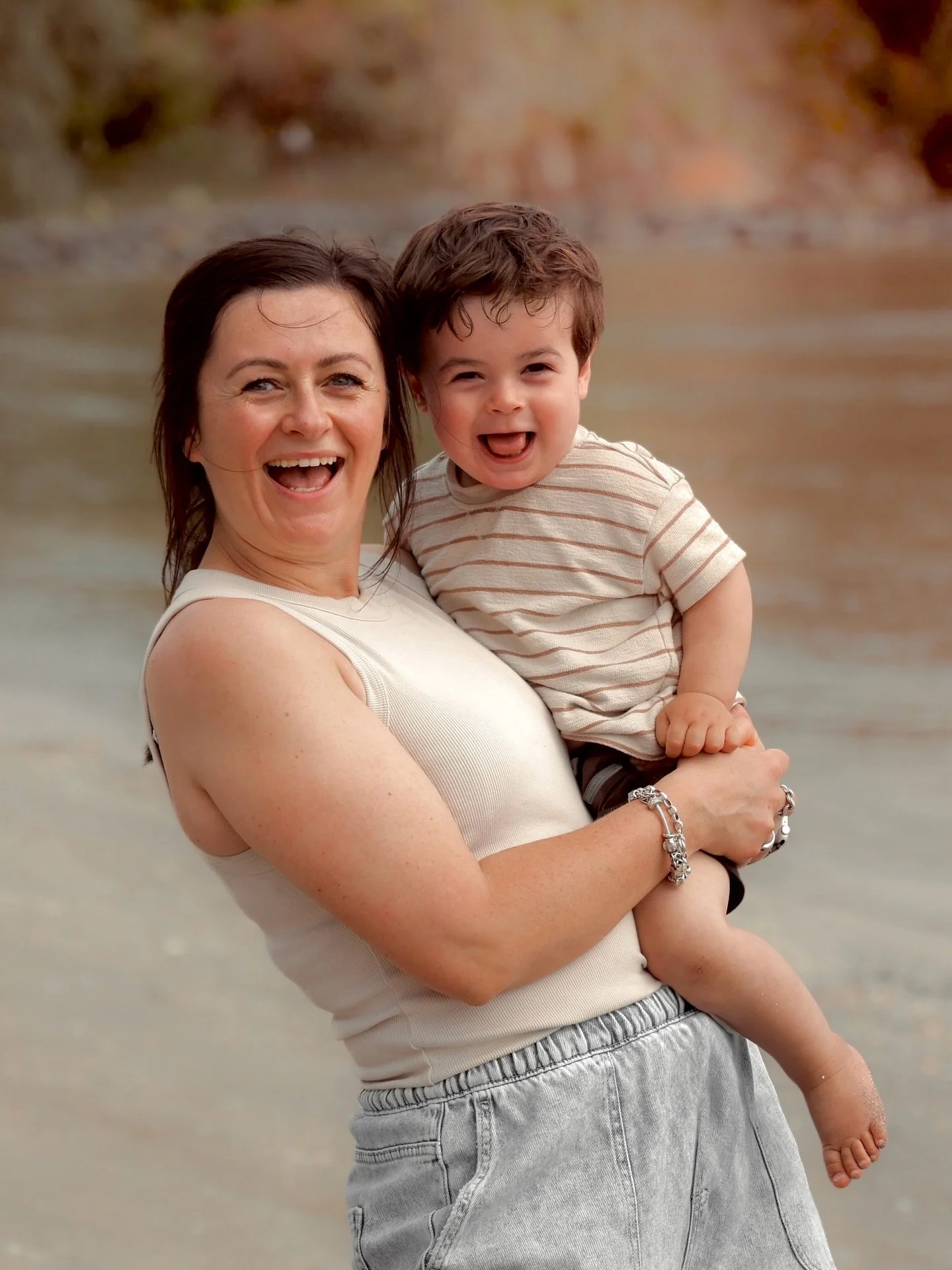 What to expect at at an outdoor portrait session with me 📸
Lots of laughter, a chance for your kids to get their toes sandy, and beautifully natural images that you will treasure for years to come 🤍