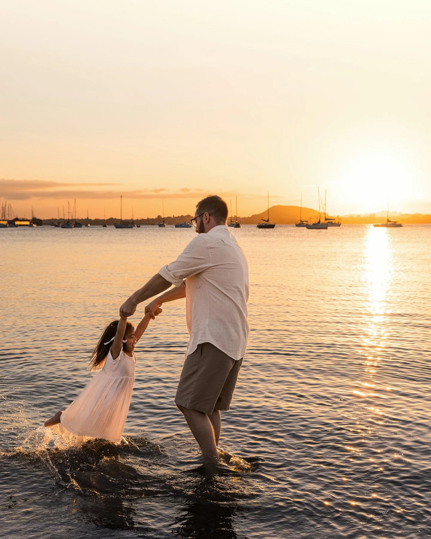 Golden hour goodness with this beautiful family 📸✨

How lucky are we to have so many gorgeous spots that give us the backdrops for photos like this in East Auckland? Especially when the sky puts on a show like this! 

Every time I do a family photos