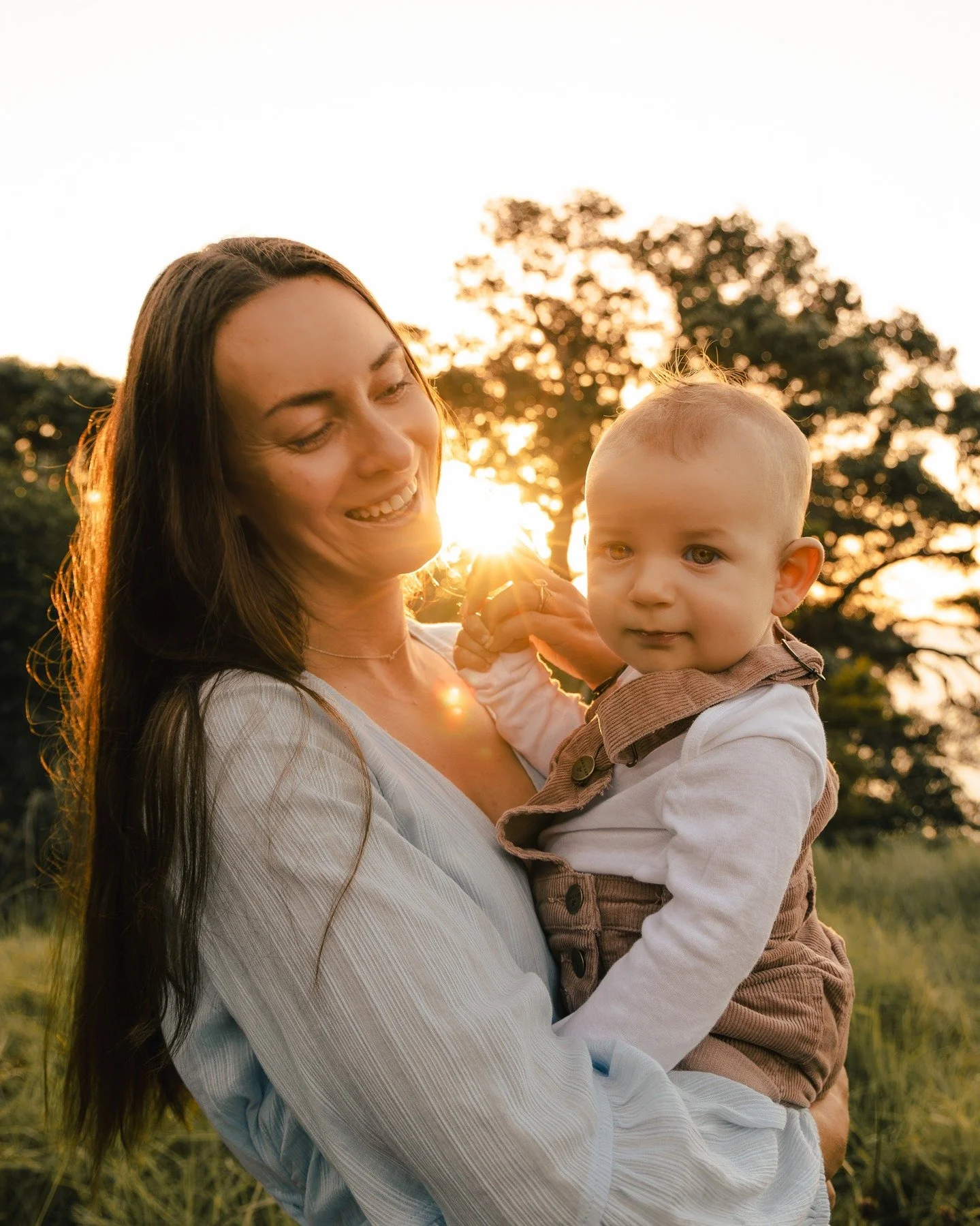Nothing beats a golden-hour session with your littlest love! ❤️

With daylight savings a day away, those golden-hour sessions will be happening an hour earlier, which means earlier bed-times for the kiddies! Book in your session soon while we still h