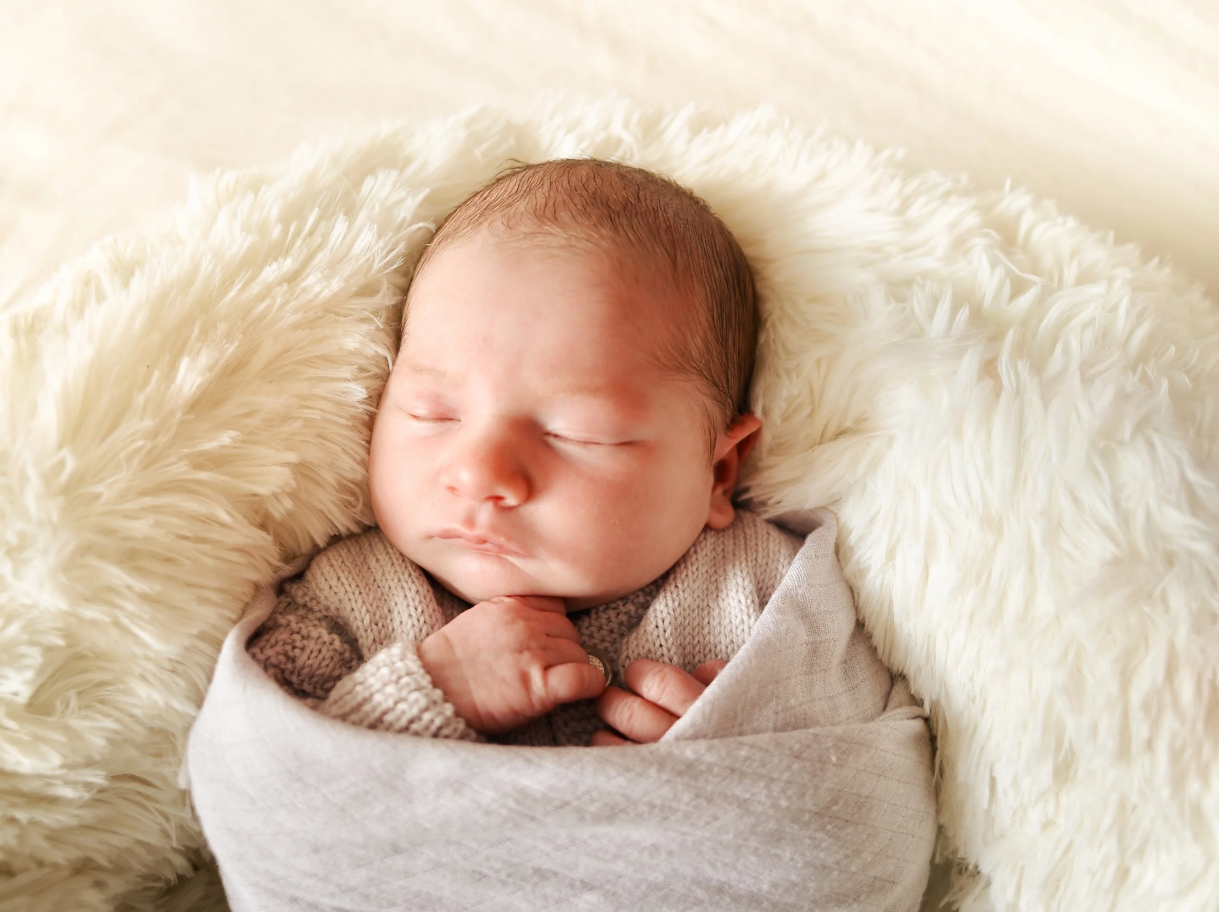 How does an in-home newborn photography session in Auckland work?