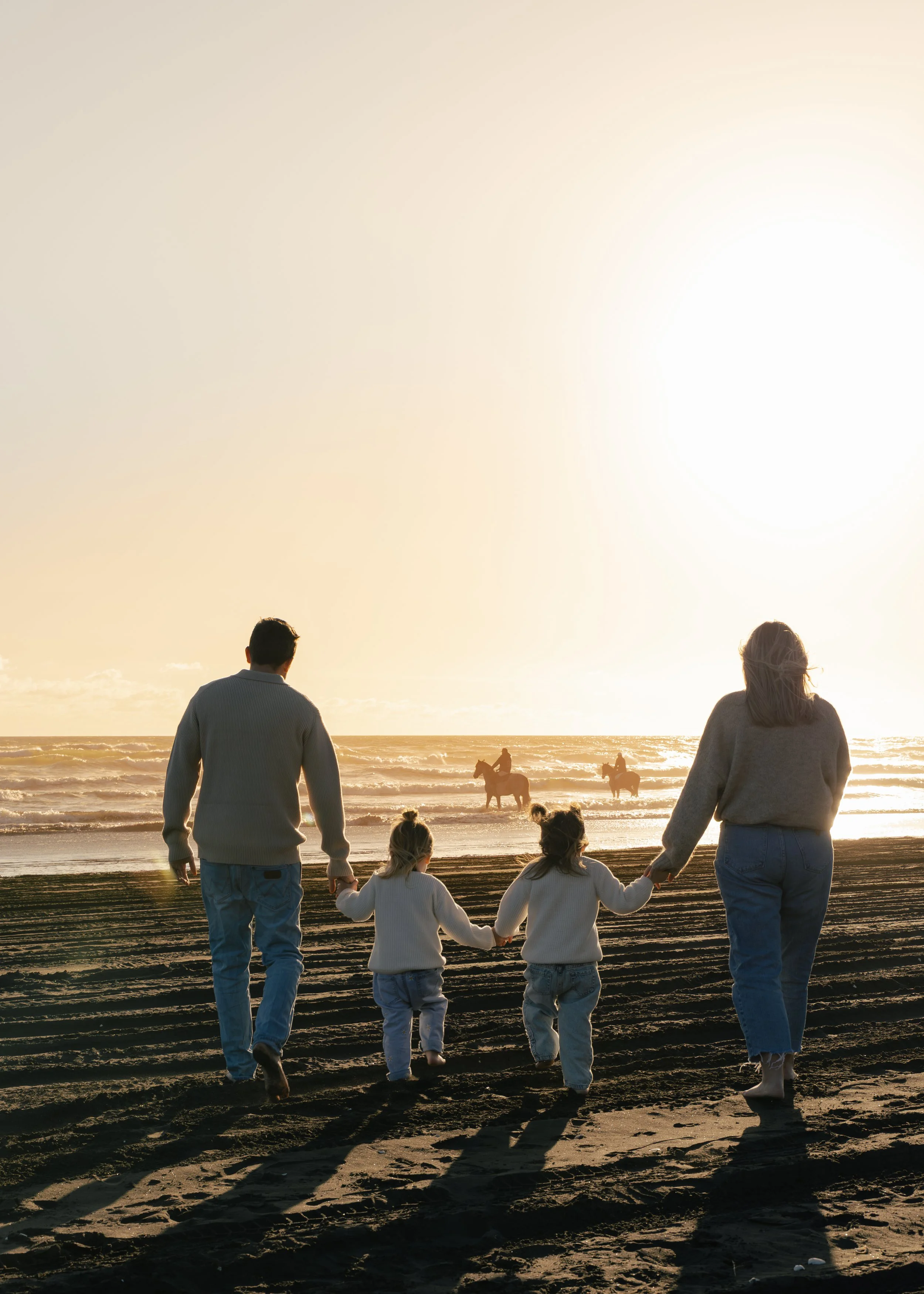 The 5 *BEST* Beaches for Outdoor Family Photos in Auckland