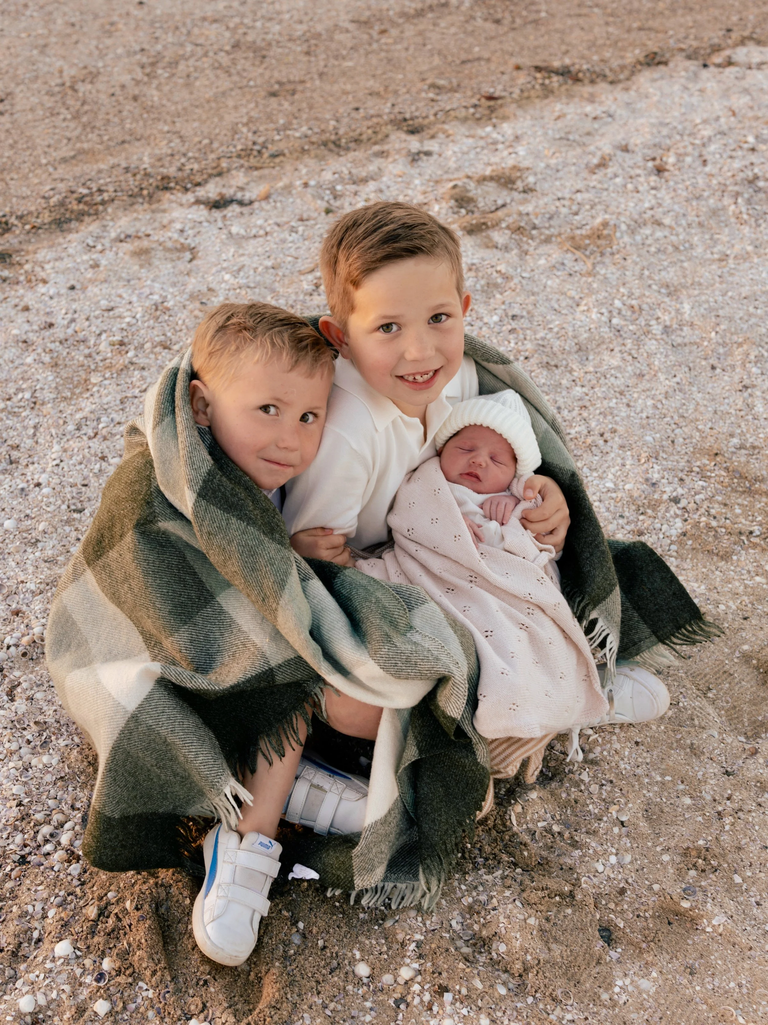 Newborn session at the beach with the big brothers? It&rsquo;s a huge yes from me! All wrapped up with blankets and love, this evening was MAGIC. ✨

📍Auckland Outdoor Family Photographer - Lucy Rose