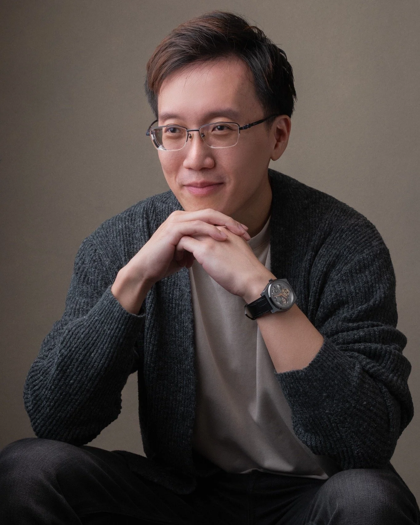 "𝗪𝗵𝗮𝘁 𝘀𝗵𝗼𝘂𝗹𝗱 𝗜 𝘄𝗲𝗮𝗿 𝗳𝗼𝗿 𝘁𝗵𝗲 𝘀𝗵𝗼𝗼𝘁?"
Keep it simple. Solid colours. Minimal patterns. Clothes that feel like you.
When in doubt, bring more options and we decide together.