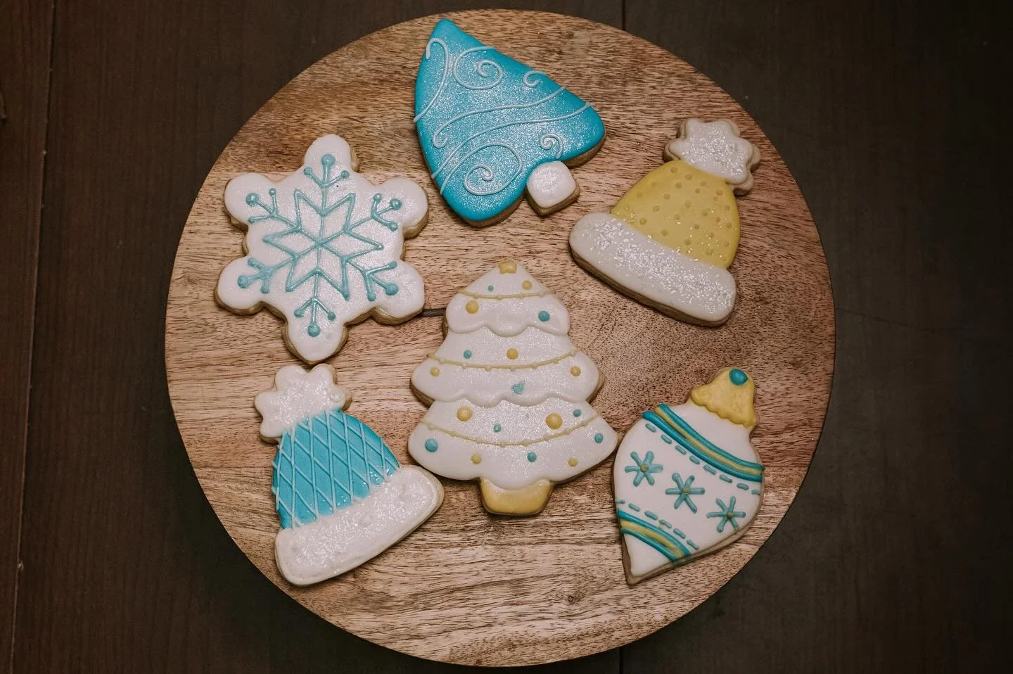 Colorful Christmas Cookies are our favorite 🎄🌟❣️ 
Available in a variety of colors | Individual | Half Dozen | Full Dozen 
#christmascookies🎄🍪 #cincinnatibakery #holidaycookies #customcookie #cincinnaticookies