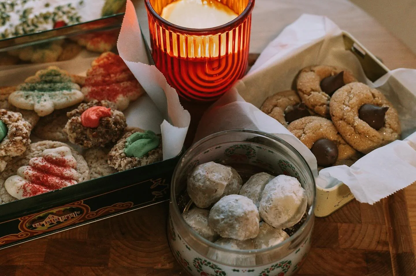 The holidays aren&rsquo;t complete without classic Christmas cookies ✨🎄
Two dozen Classic Holiday Cookies ↠ Peanut Butter Blossoms | Russian Tea Cakes | Spritz | snickerdoodle | Thumbprints 
Starting at $35.00 ❣️ 
Pre-orders now available 🌟

#chris