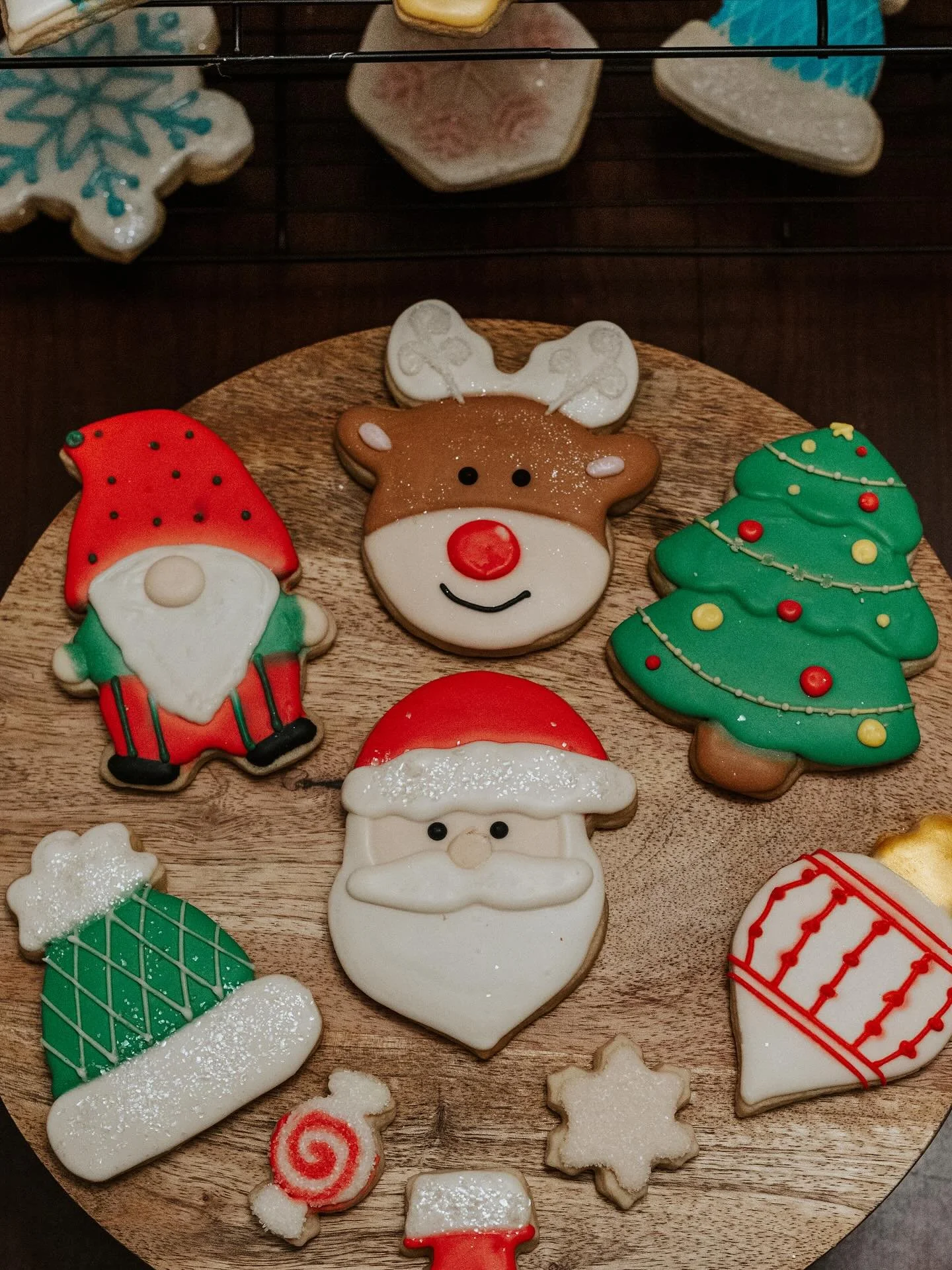 Signature Sugar Cookies are back for the holidays 🎅🏻✨🎄
Our famous sugar cookies are the perfect treat for holiday events or even thoughtful gifts! ❣️ 
| Online ordering now available | 

#customsugarcookies #holidaytreats #cincinnatibakery #ohioba