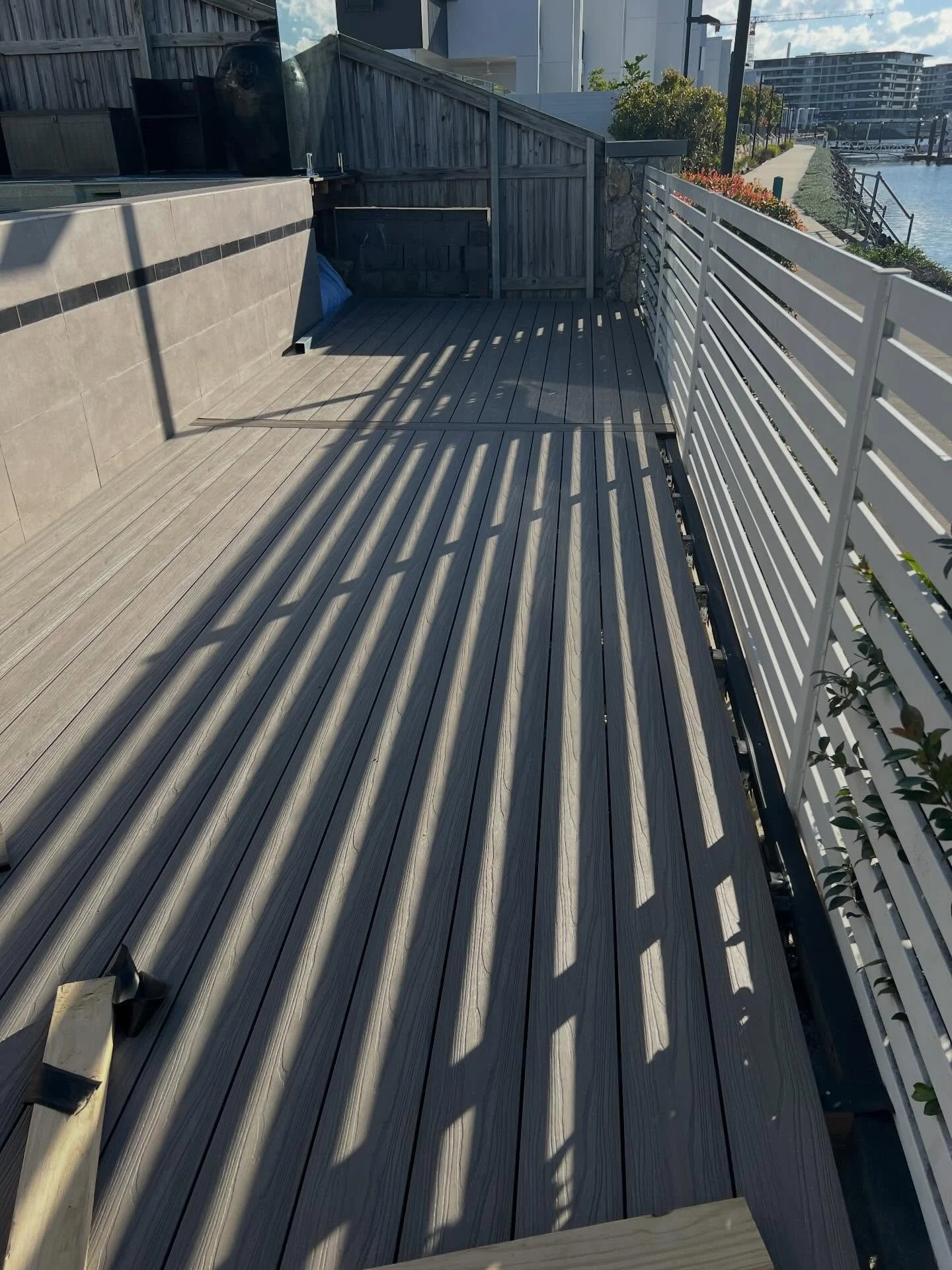 A recent new deck build. Made entirely of eco deck composite decking, not only looks great but good for the environment and you never need to paint. Great to work outside in the sunshine 🌞 
#builder #sydneybuilders #northernbeaches #northernbeachesh