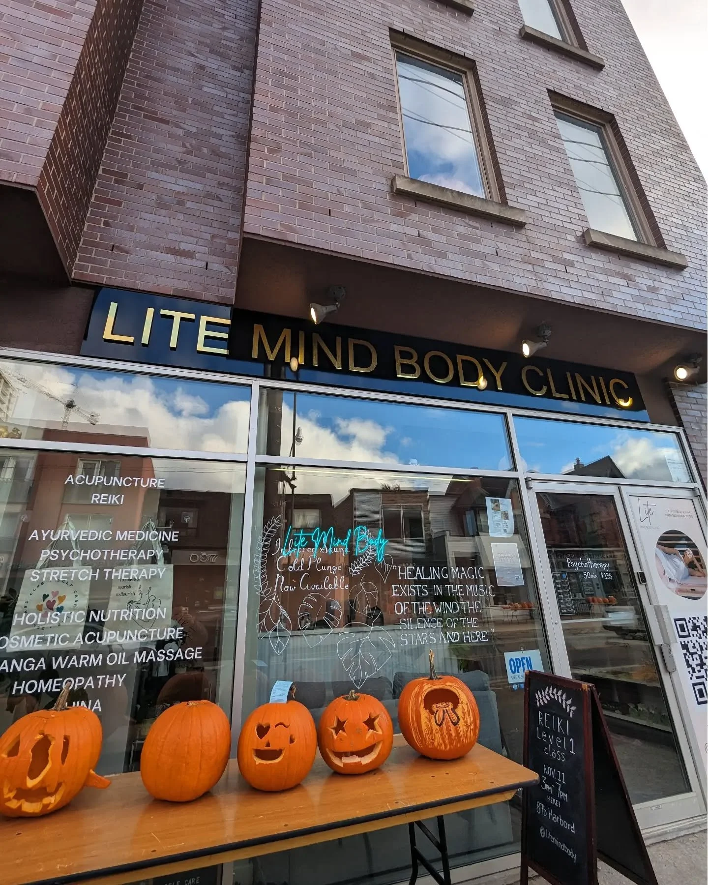 HARBORD STREET PUMPKIN FESTIVAL Happening today - bring your friends to Harbord between 5:30-8:30pm to enjoy this celebration of community art. 

Free ginger honey tea at LITE MIND BODY CLINIC @litemindbody 87B Harbord Street from 6-8!

Free cider fr
