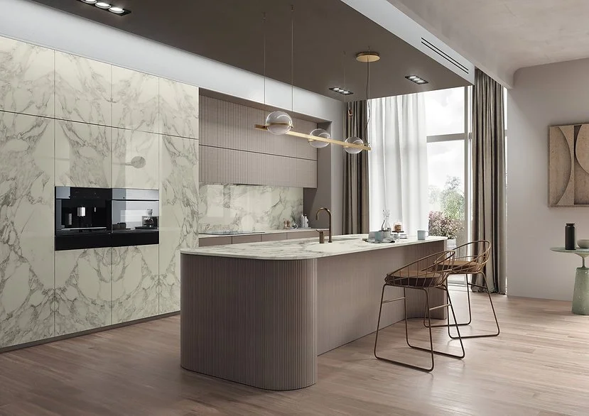 Modern kitchen with Calacatta Magnifico porcelain wall cladding, white marble-look surface with bold veining