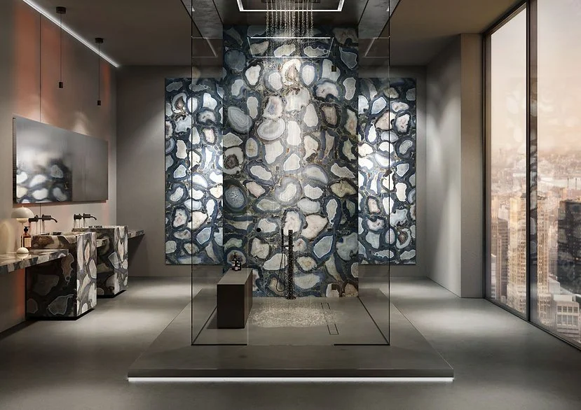 Showroom feature wall in Cammeo porcelain, glam agate-look surface with bold pattern