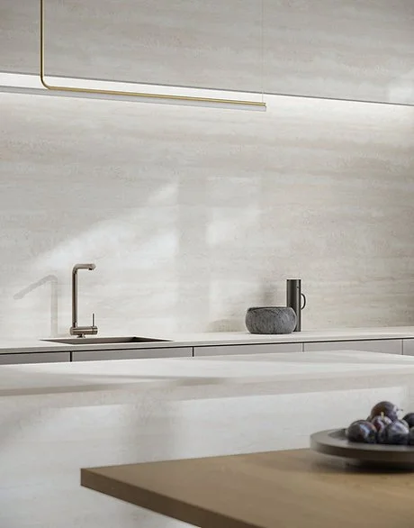 Kitchen splashback in Travertino Bianco porcelain, matte light travertine-look surface