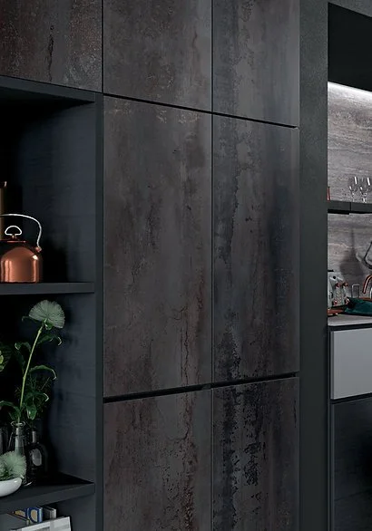 Travertino Grey porcelain wall cladding detail, matte grey travertine-look surface with vertical veining