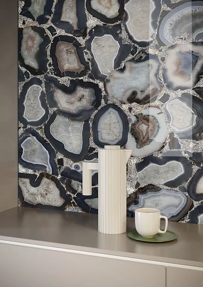 Cammeo porcelain wall panel with shelving, glam agate-look surface in grey and blue tones