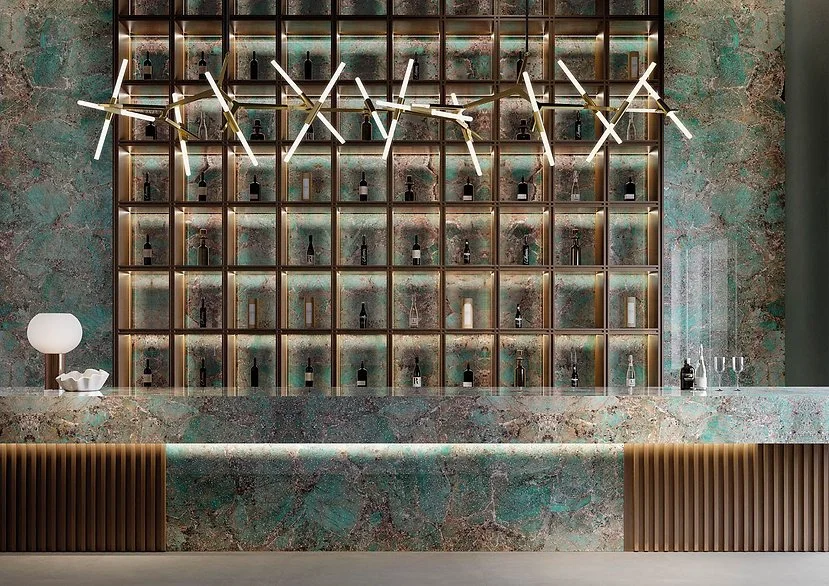 Bar front and wall in Santos porcelain, polished green onyx-look surface with golden movement