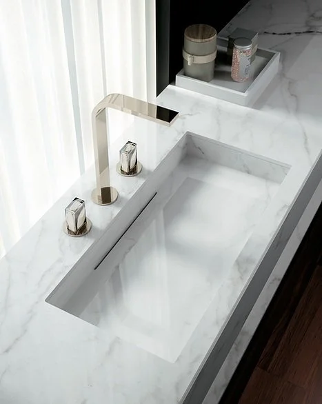 Bathroom vanity in Calacatta Lincoln porcelain, white marble-look benchtop with warm veining