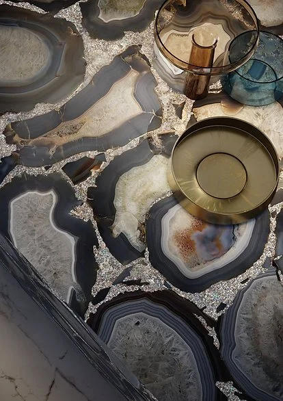 Close-up of Cammeo porcelain surface, glam agate-look pattern with gold accents