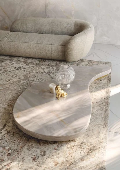 Living room feature wall in Onyx Pearl porcelain, polished white onyx-look surface