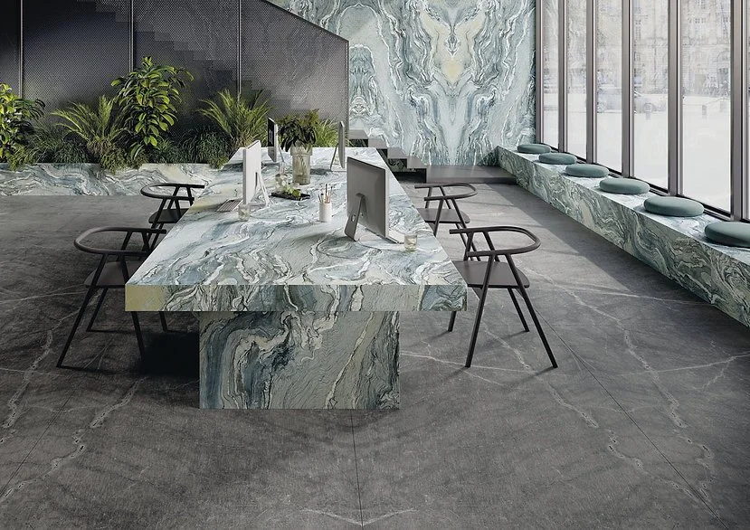 Feature wall and dining table in Iconic Cipollino porcelain, Cipollino marble-look surface with sweeping green and grey movement