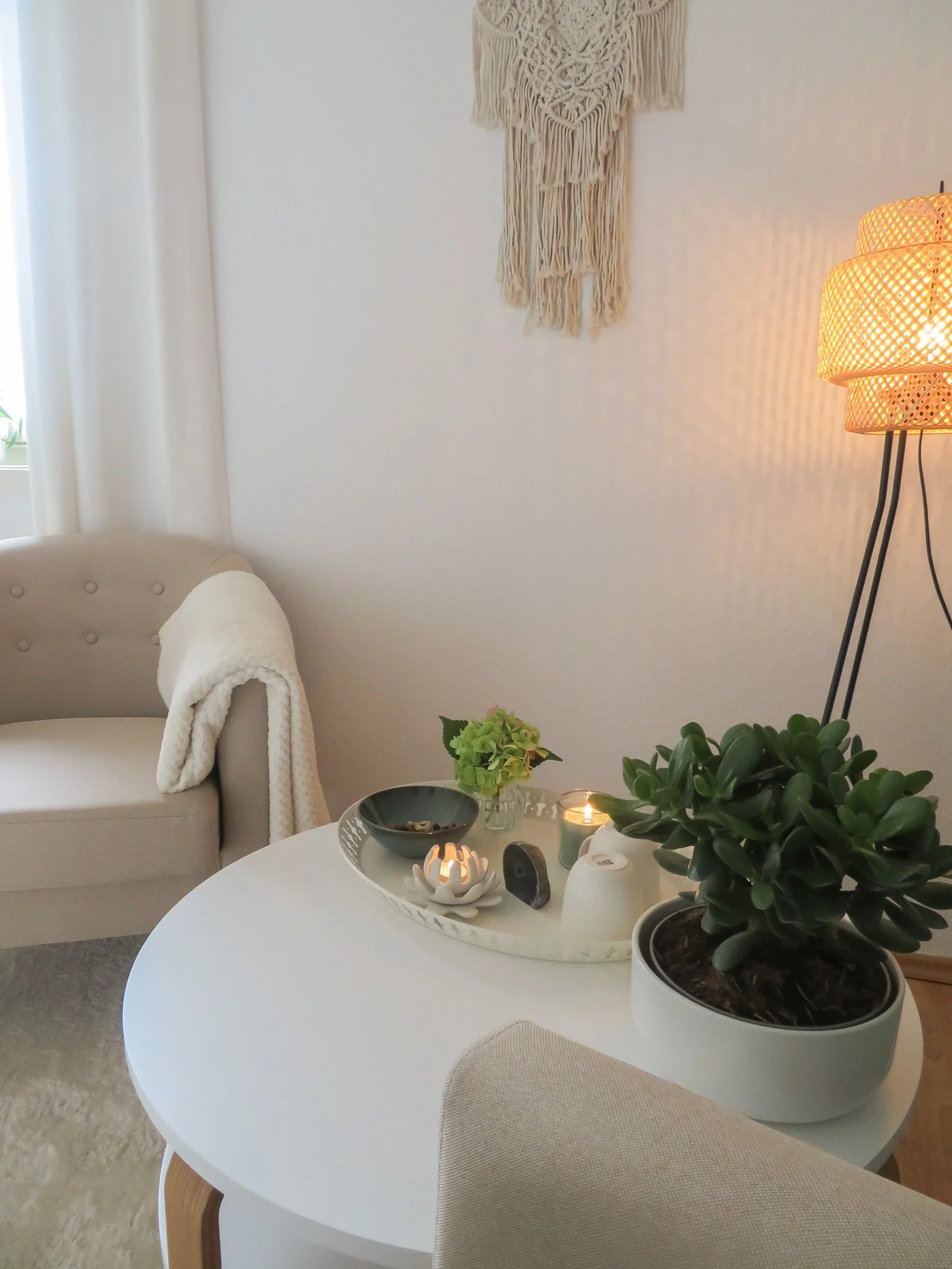 Gemütlicher Therapie Raum von Sandra Brandebusemeyer, Heilpraktikerin für Psychotherapie in Gudensberg bei Kassel.