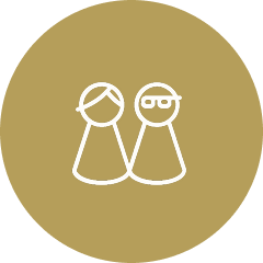 Zeichnung von zwei Personen, eine trägt eine Brille, vor einem goldbraunen Hintergrund.