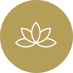 Ein stilisiertes Lotusblumen-Icon in Weiß auf einem goldfarbenen Kreisgrund.