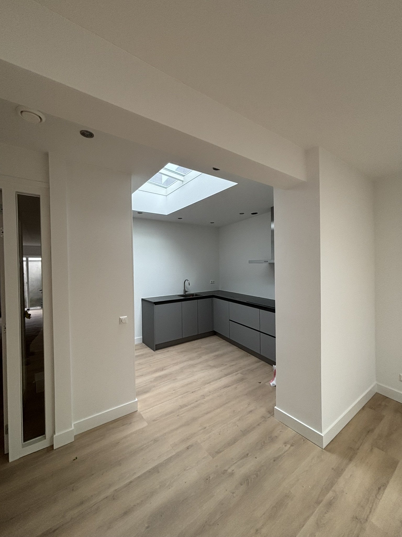 Keukendakraam, modern, nieuwe vloer en natuurlijk licht.