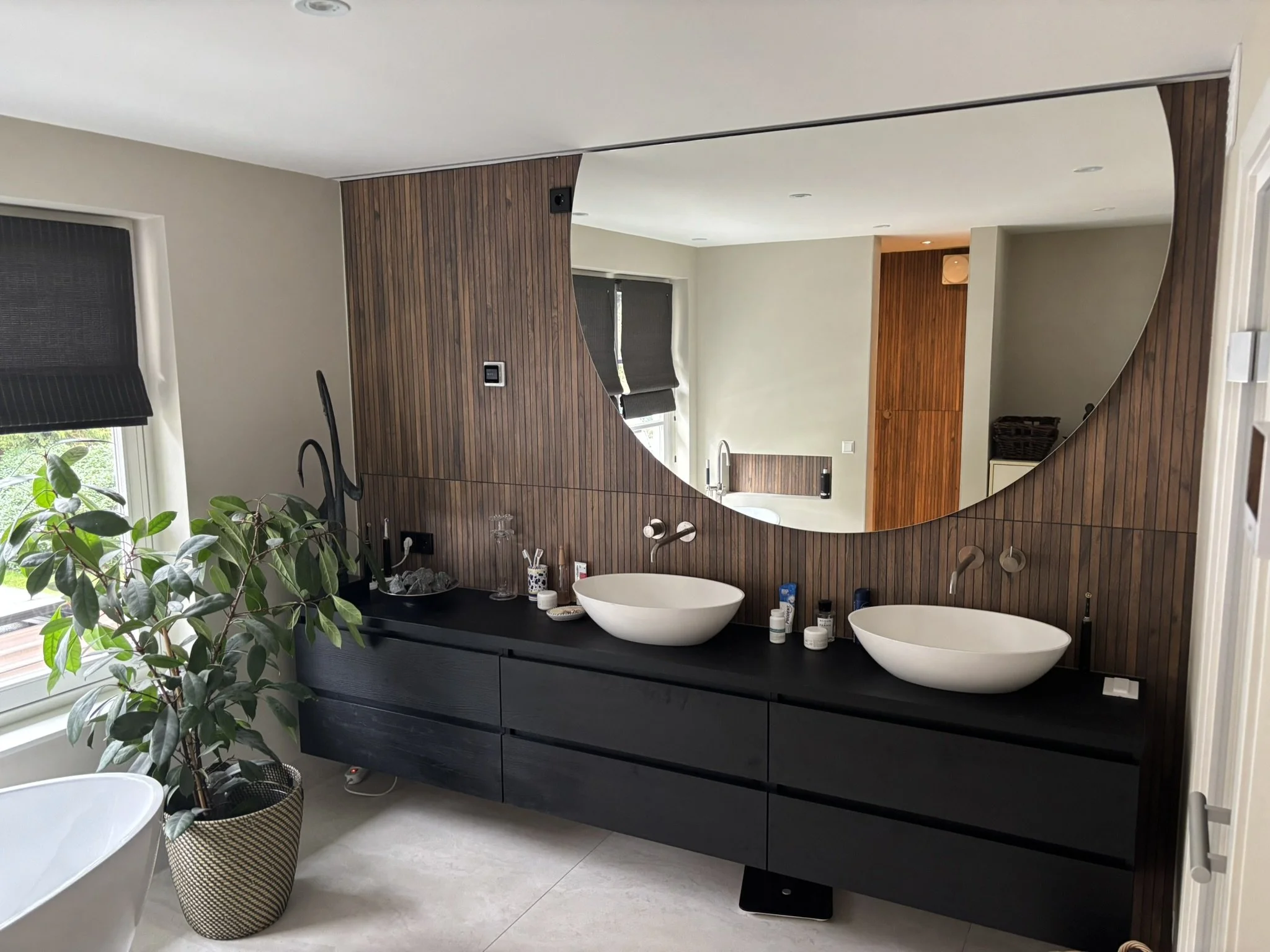 Verduurzaamd en opnieuw ingedeeld: met hybride warmtepomp, vloerverwarming, dak+isolatie, nieuwe kozijnen, elektra en installaties. Twee nieuwe badkamers, een wellnessruimte met sauna en een strak gestuukte en geschilderde afwerking.