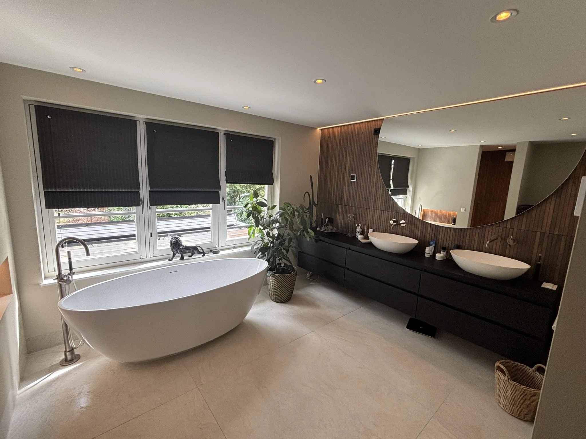 Nieuwe badkamer, badkuip, verlichting, van hem en haar, sauna, moderne en badkamertegels..