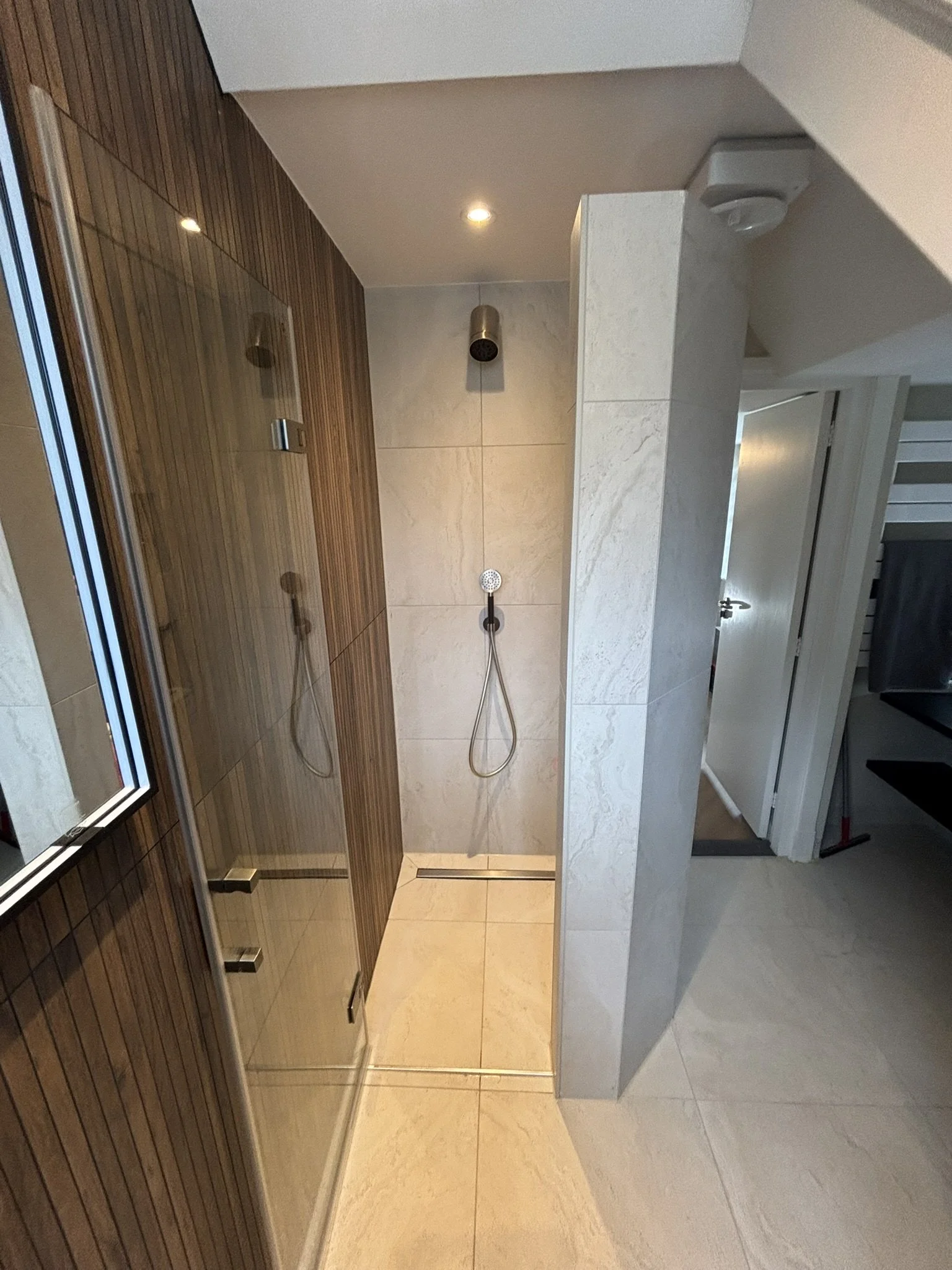 Moderne gerenoveerde badkamer.