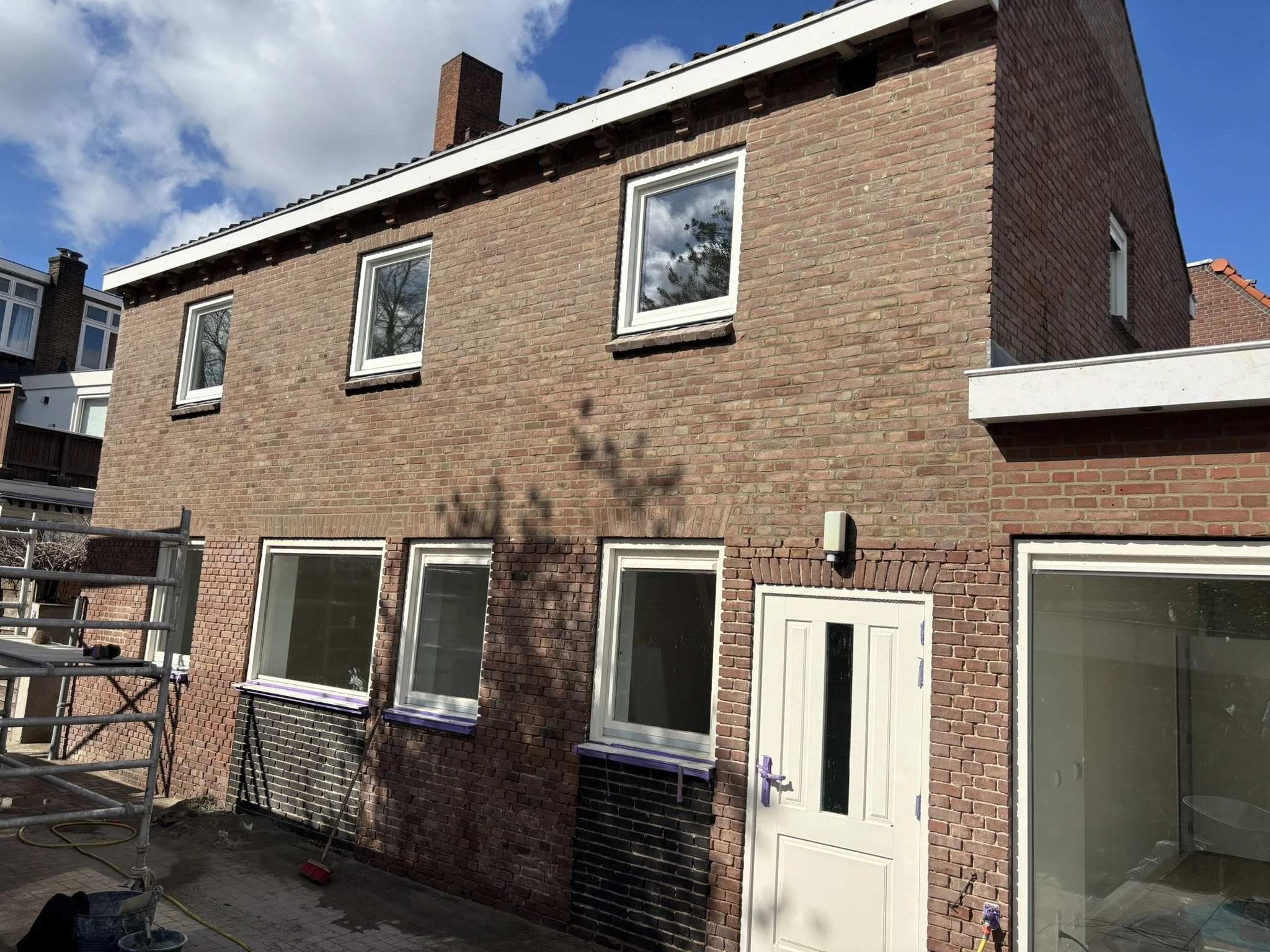 Moderne, volledig verduurzaamde woning. Van een totaalstrip tot warmtepomp, WTW, nieuwe isolatie, lichtstraten, vloerverwarming, nieuwe kozijnen, complete afwerking, keuken, badkamer en terras..