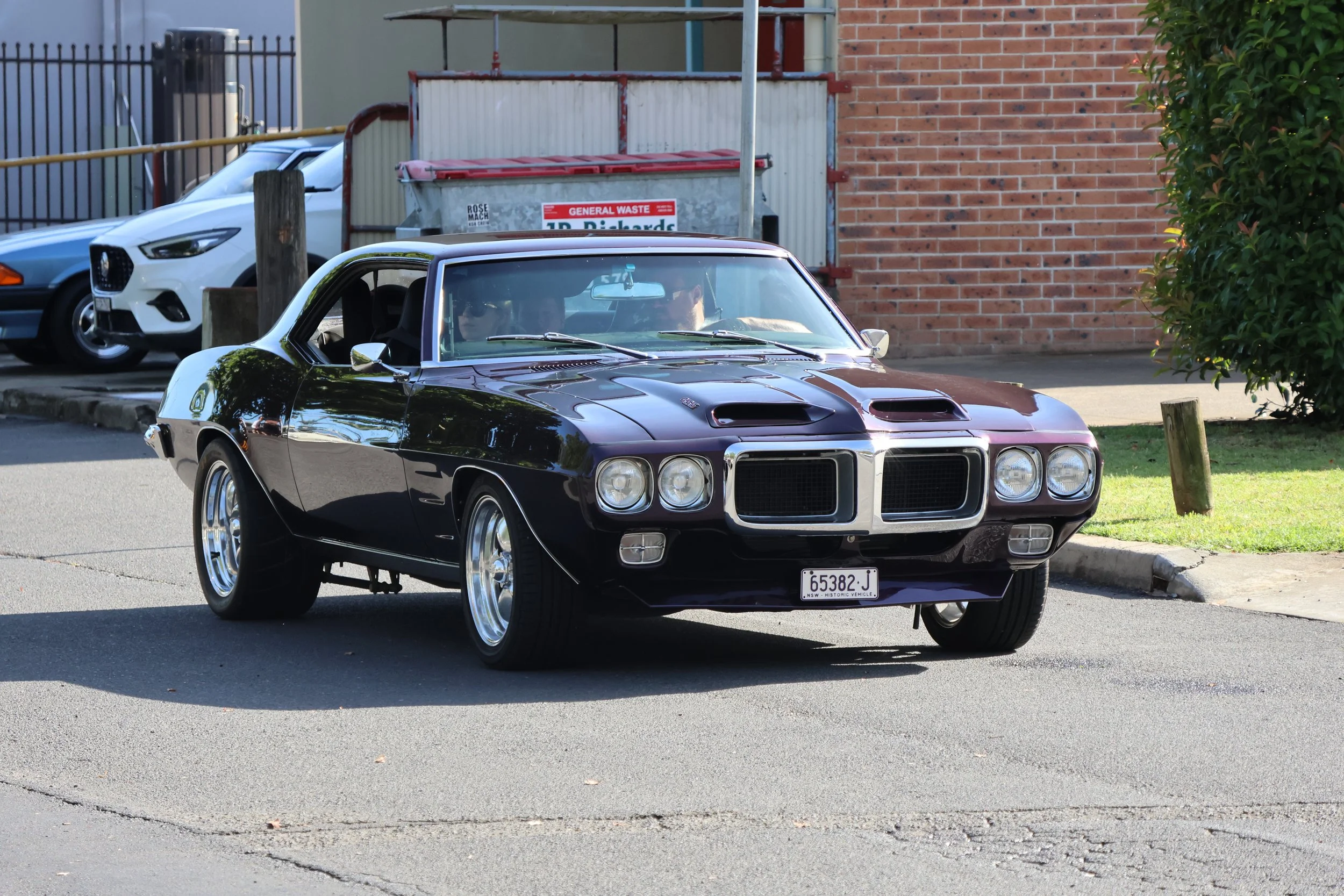 Pontiac Front  Hi Res Photo Shot