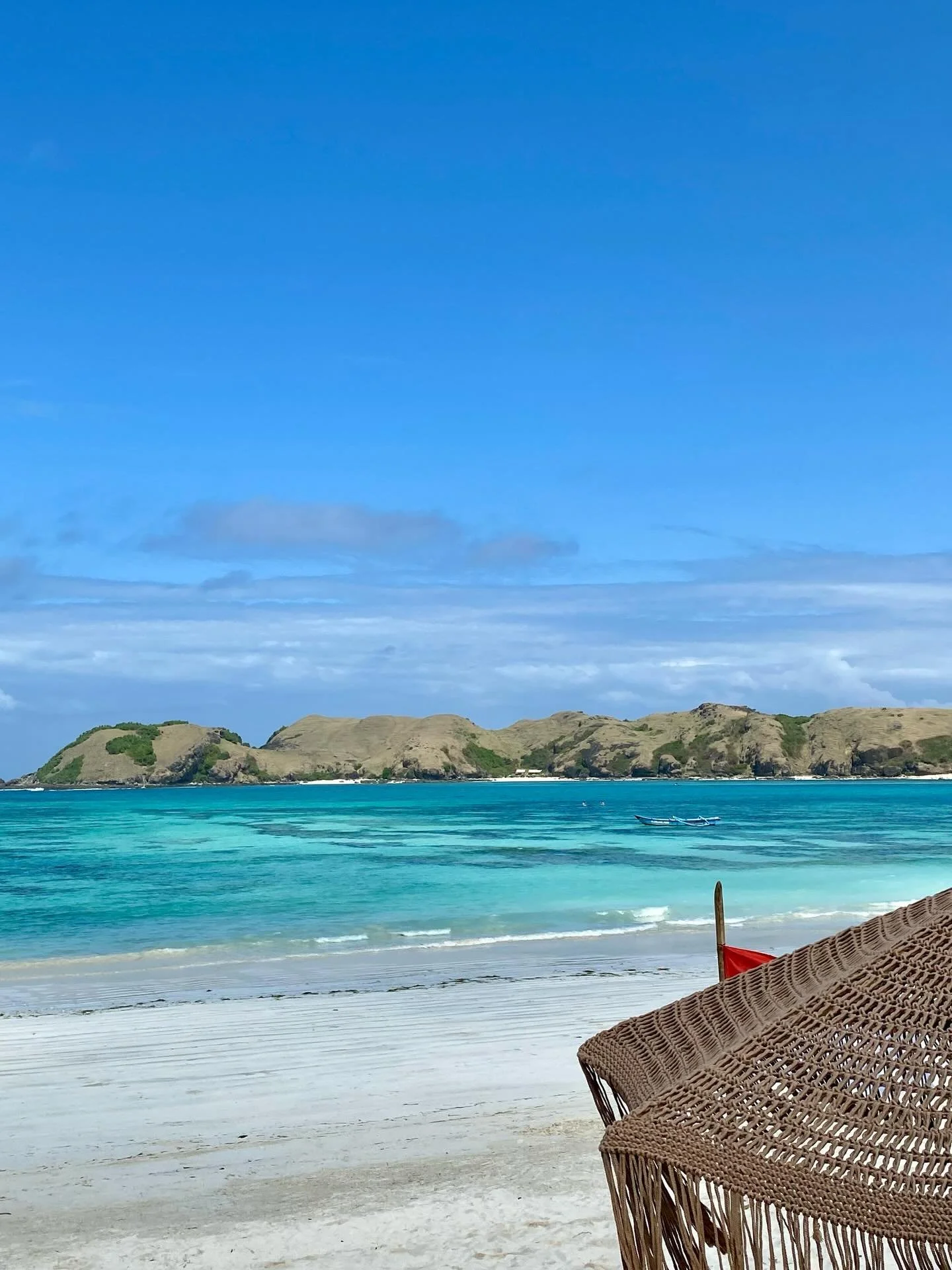 Blue skies melt into bluer seas, and time slows down until all that&rsquo;s left is the sound of the waves. This is paradise, and it&rsquo;s called Lombok. 💫🐚

#kutalombok #secretspotlombok #homestaykutalombok # backpackerlombok #lomboksurf