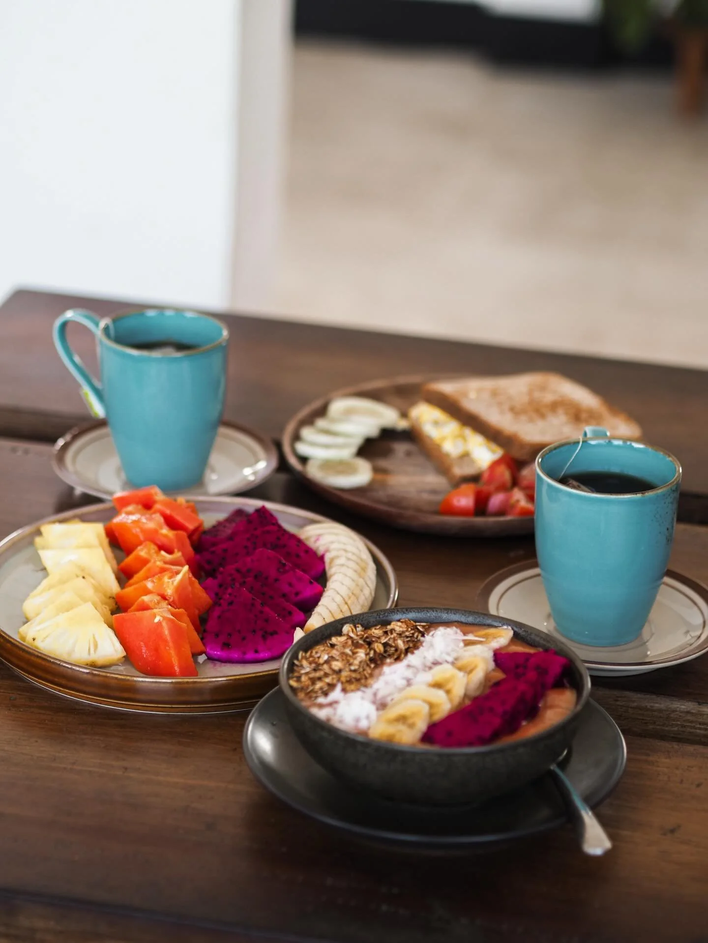 🍍Sunkissed mornings start here 🌞 Tropical smoothie bowls, good vibes, and energy for days! 💪✨

#kutalombok #secretspotlombok #homestaykutalombok # backpackerlombok #lomboksurf