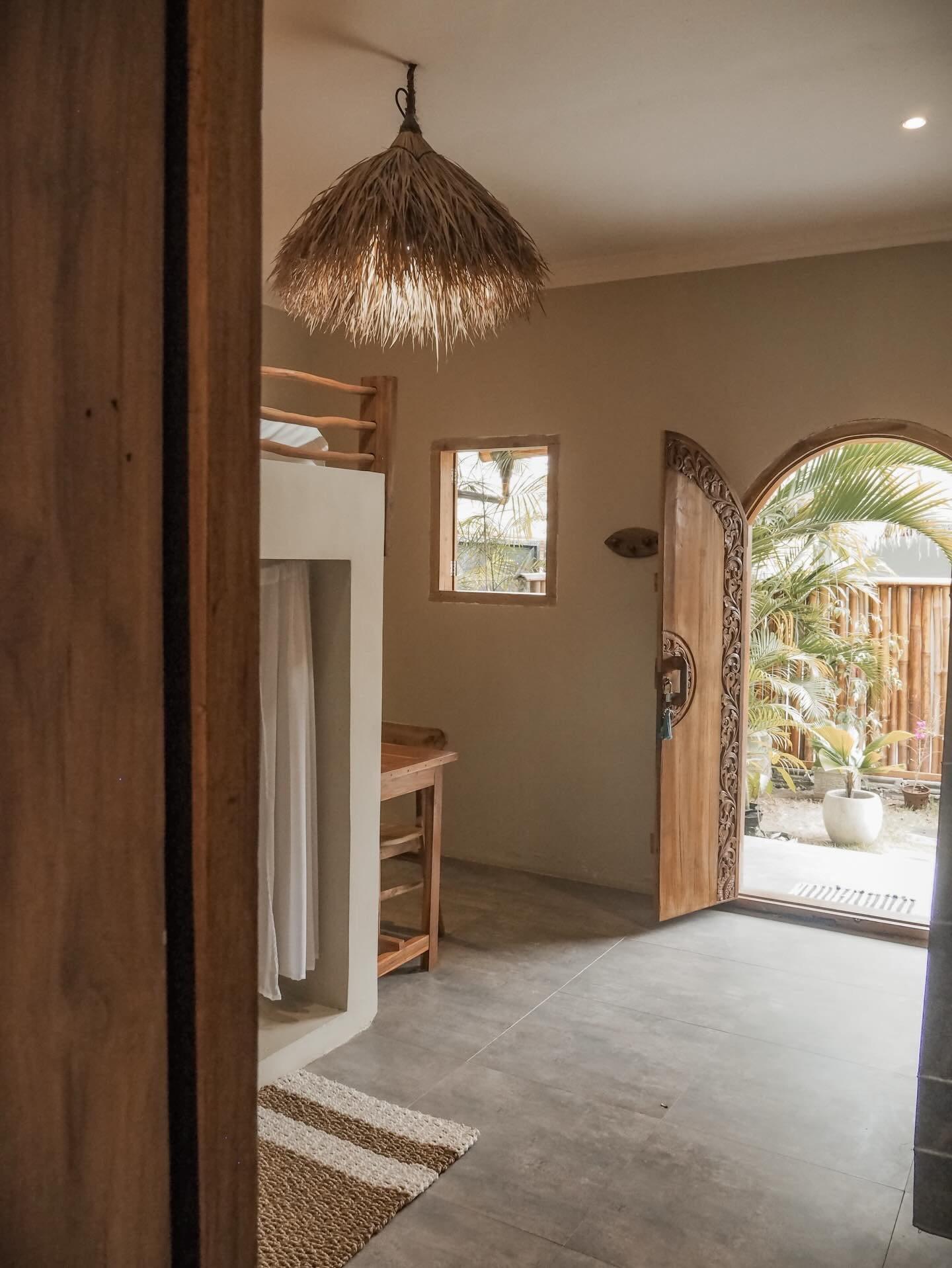 Your island escape is here. Secret Spot brings together the comfort of cozy rooms, the magic of tropical living, and the joy of connecting with kindred spirits. 🌴🐚

#kutalombok #secretspotlombok #homestaykutalombok # backpackerlombok #lomboksurf