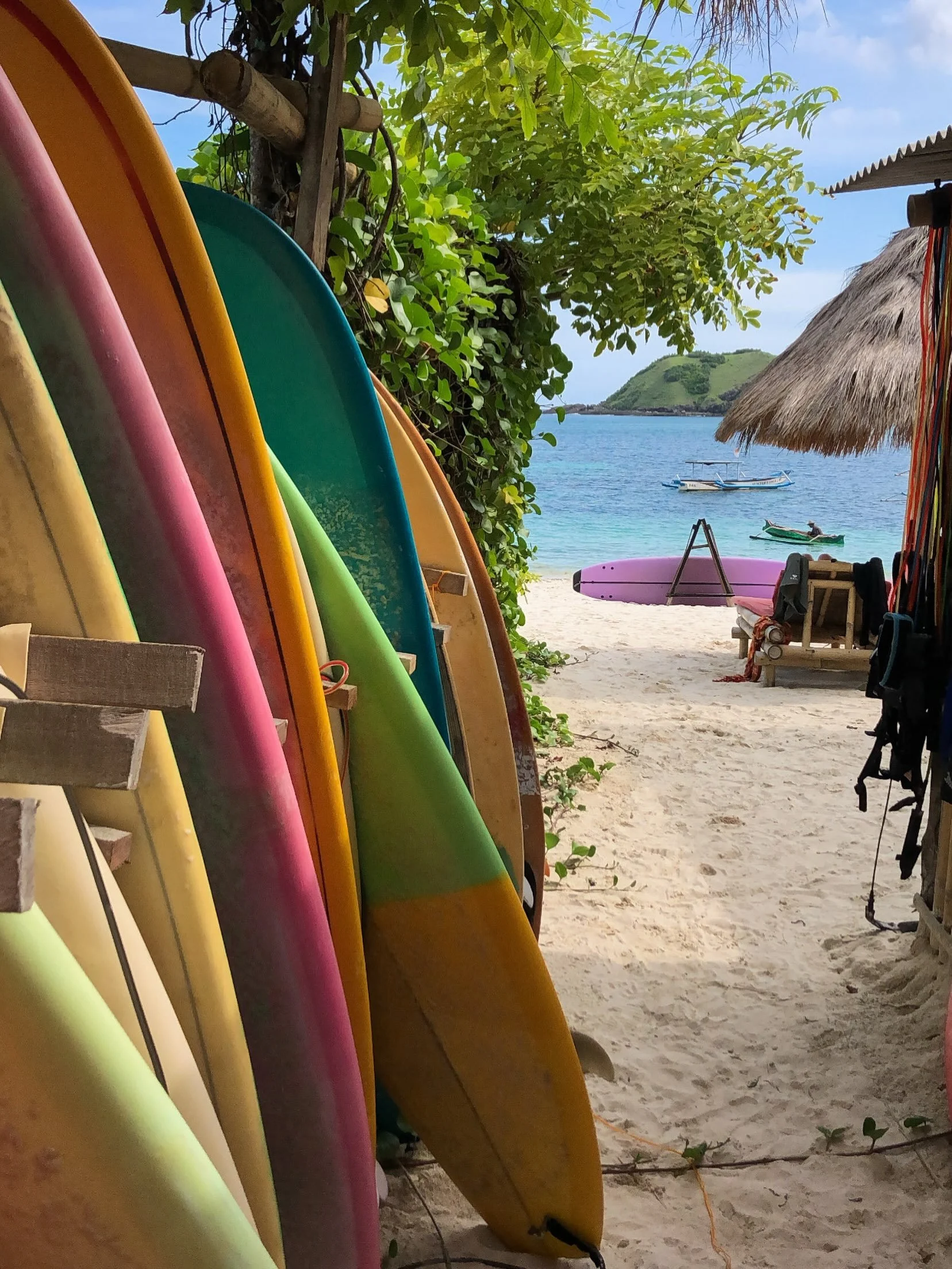 At Secret Spot, the waves are friendly and the vibes are even better 🌊😊

#kutalombok #secretspotlombok #homestaykutalombok # backpackerlombok #lomboksurf