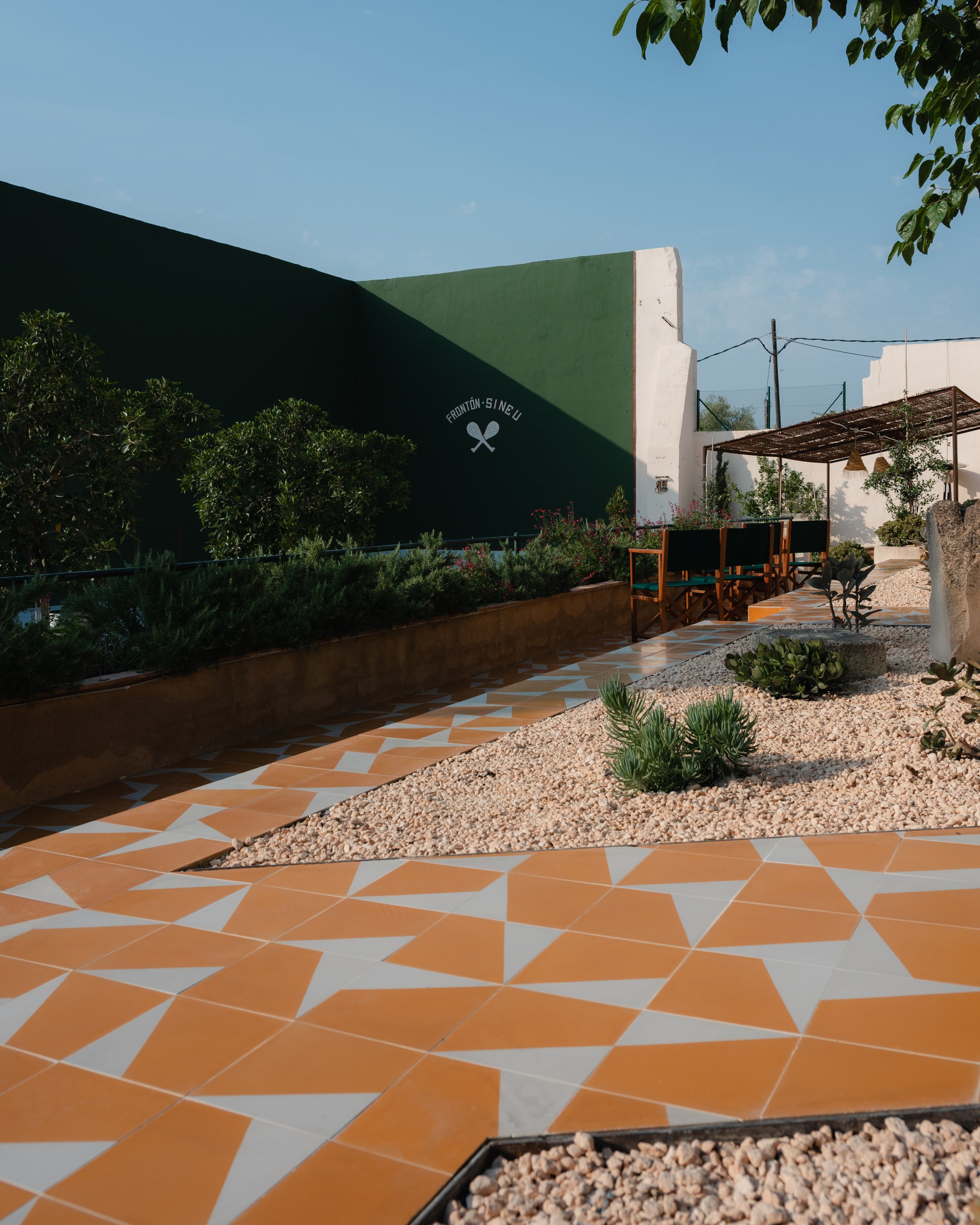 Interior. Pista del Frontón Sineu vista des de la terraza superior con baldosas de Huguet Mallorca.