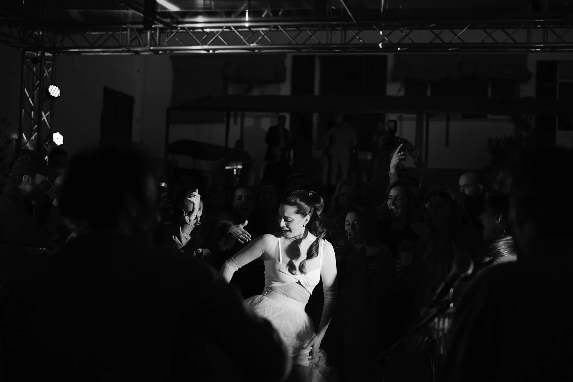 Boda celebrada en el Frontón Sineu. Pista de baile con la novia bailando.