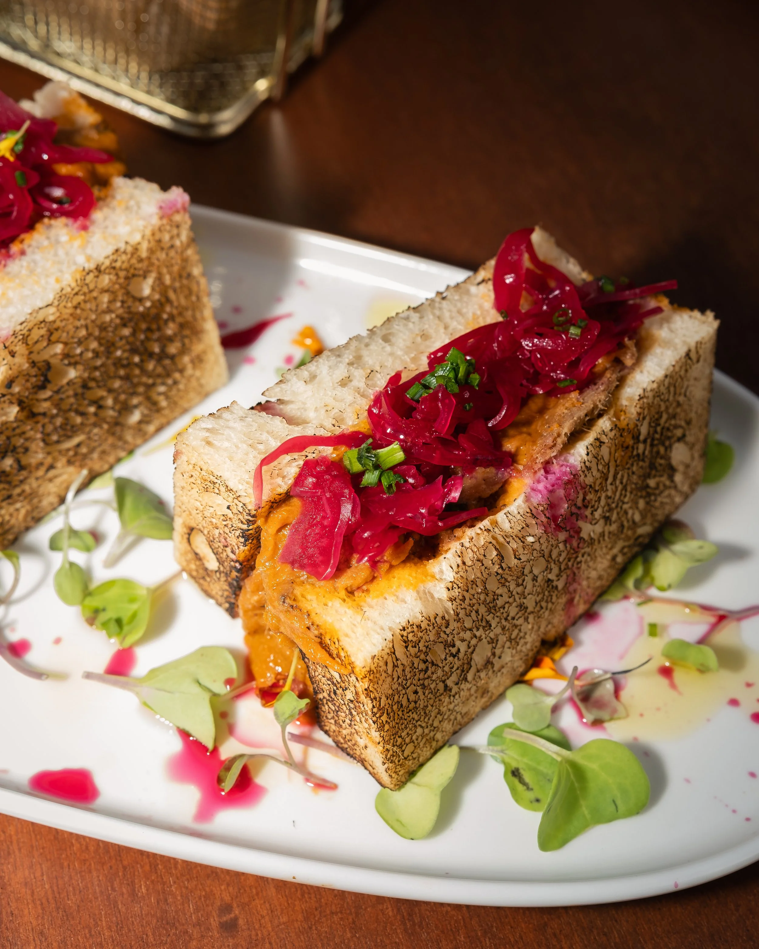 Pulled pork de cerdo negro mallorquí desmenuzado en pan brioche