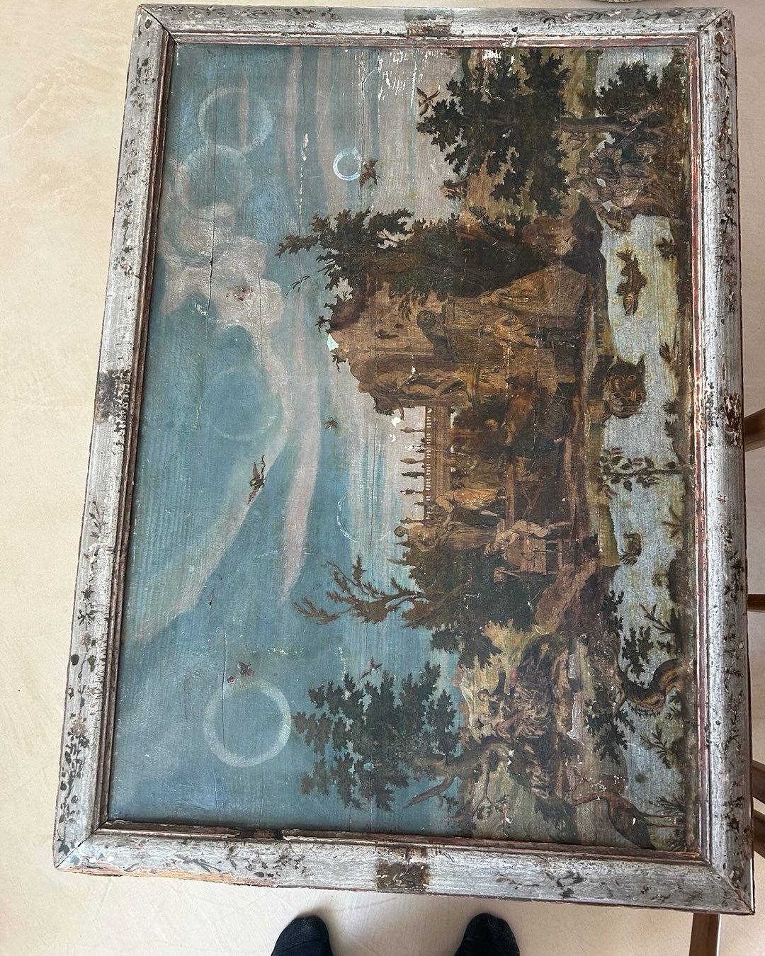 Table top before and afther cleaning and conservation work, the challenge of pattina.
Mesa antes y despu&eacute;s de limpieza y tratamiento de conservaci&oacute;n, el desaf&iacute;o de la p&aacute;tina