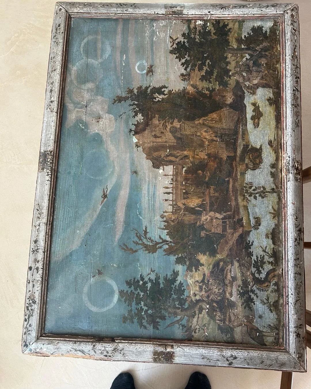 Table top before and afther cleaning and conservation work, the challenge of pattina.
Mesa antes y despu&eacute;s de limpieza y tratamiento de conservaci&oacute;n, el desaf&iacute;o de la p&aacute;tina